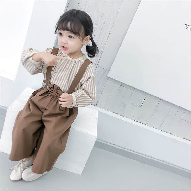 子供服のbig foRE:stさんのインスタグラム写真 - (子供服のbig foRE:stInstagram)「. ナチュラルデザインサスペンダーパンツ【797】 . おはようございます、雷大嫌いなあーちゃんです・・。 店長も言ってましたがおとといの雷、すごかったんです(TдT) 夜中に目を覚ましてしまい娘にひっついて寝たら、「暑い」と突き放されちゃいました( ；∀；) . さて、気を取り直して(笑) . 秋色カラーがかわいいサスペンダーパンツ。 トップスを変えればオールシーズン着こなしできる優れもの✨ 今ならTシャツ、秋にはロンTやトレーナーも◎ ”わたしなり”のコーデを楽しもう♪ . . . . . .  #子供服 #キッズコーデ #韓国子供服 #kidscode #outfit #おでかけコーデ#海外子供服  #おしゃれさんと繋がりたい #kidsjapan #セレクトショップ #女の子コーデ  #男の子コーデ#女の子ママ#男の子ママ#インポート#ママリ #コドモノ #ベビフル#秋アイテム#お洒落さんとつながりたい#ninas#キッズサロペット」9月6日 7時09分 - olpemi_