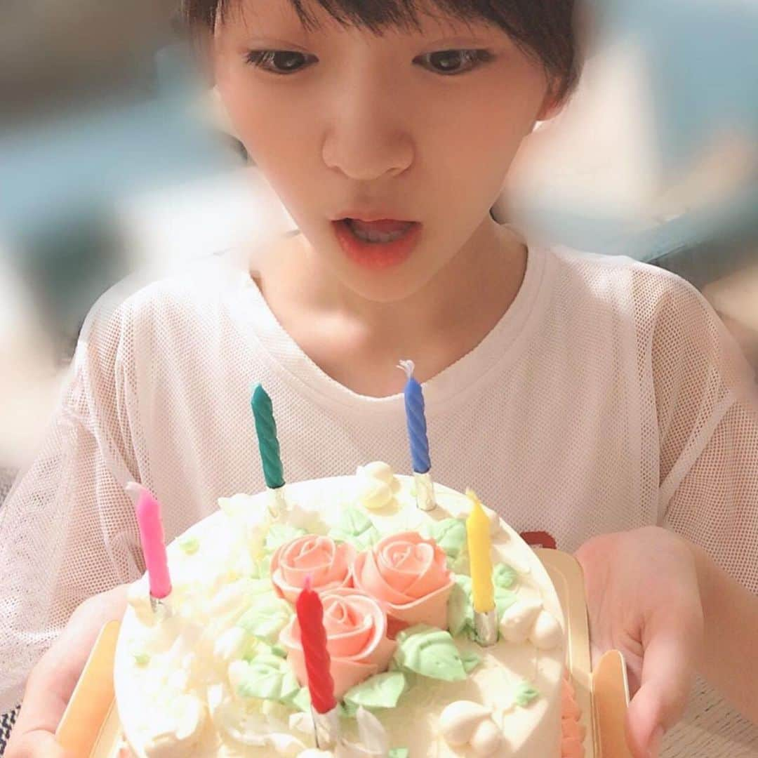 前野えまさんのインスタグラム写真 - (前野えまInstagram)「薔薇のケーキ🥀 食べるのがもったいないくらい綺麗✨ FAVO♡メンバーカラーの蝋燭を5本立てました💚💖❤️💛💙 今日はFAVO♡結成５ヶ月目です🎂  #ケーキ #薔薇のケーキ #バラのケーキ #バタークリームケーキ #バタークリーム #ばら #5 #5ヶ月 #お祝い #赤 #青 #黄色 #緑 #桃色 #red #blue #yellow #green #pink #前野えま #みんなでおこそうfavo革命」9月6日 7時31分 - maeno_ema