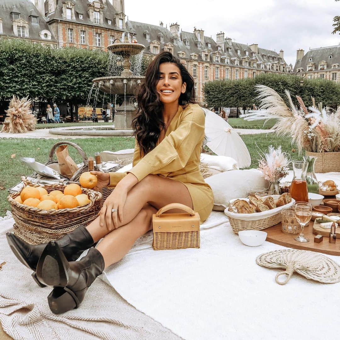 Sazan Hendrixさんのインスタグラム写真 - (Sazan HendrixInstagram)「Cozy picnic in Paris ✨ You guyssss it’s starting to feel like fall and I’m here for it, can you tell by my cheesy smile? 🍁🤗 #fallinparis」9月6日 7時23分 - sazan