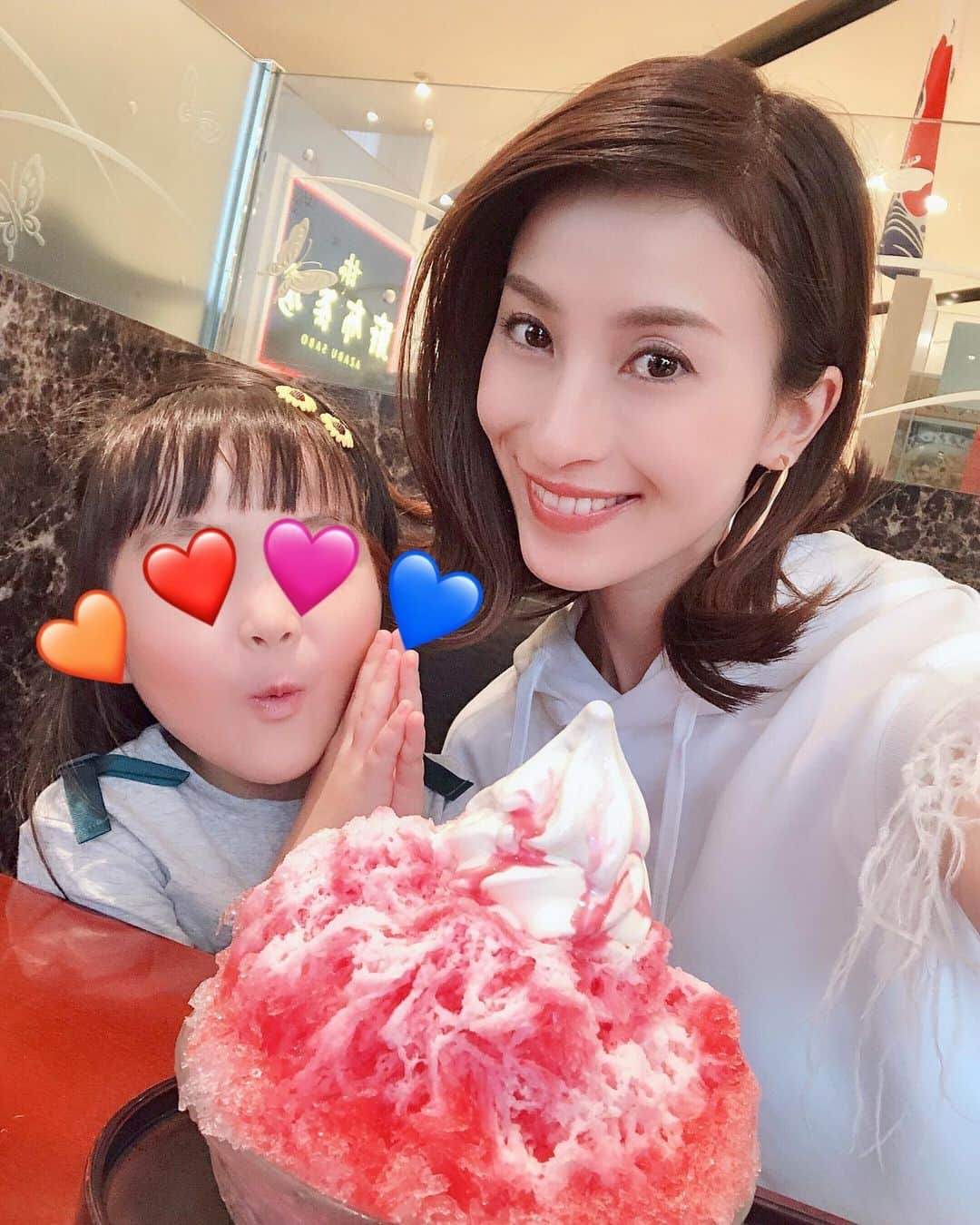 蜂矢有紀のインスタグラム：「👧🍧👩 ・ 娘が愛してやまない #かき氷 🍧🍦🍓💕 ・ ママがペースダウンしてくると 👧ママ、無理して食べなくても いいよ✋寒くなっちゃうよ✋ 、、、と😂❣️ ありがとうよ、小さい おかん❤️w ・ #夏の終わり #かき氷 #いちごシロップ もう、ちょっと寒い時期🤭w #母娘 #親子 #親子デート #4歳 #麻布茶房 #azabusabo #tokyo #shavedice #🍧」