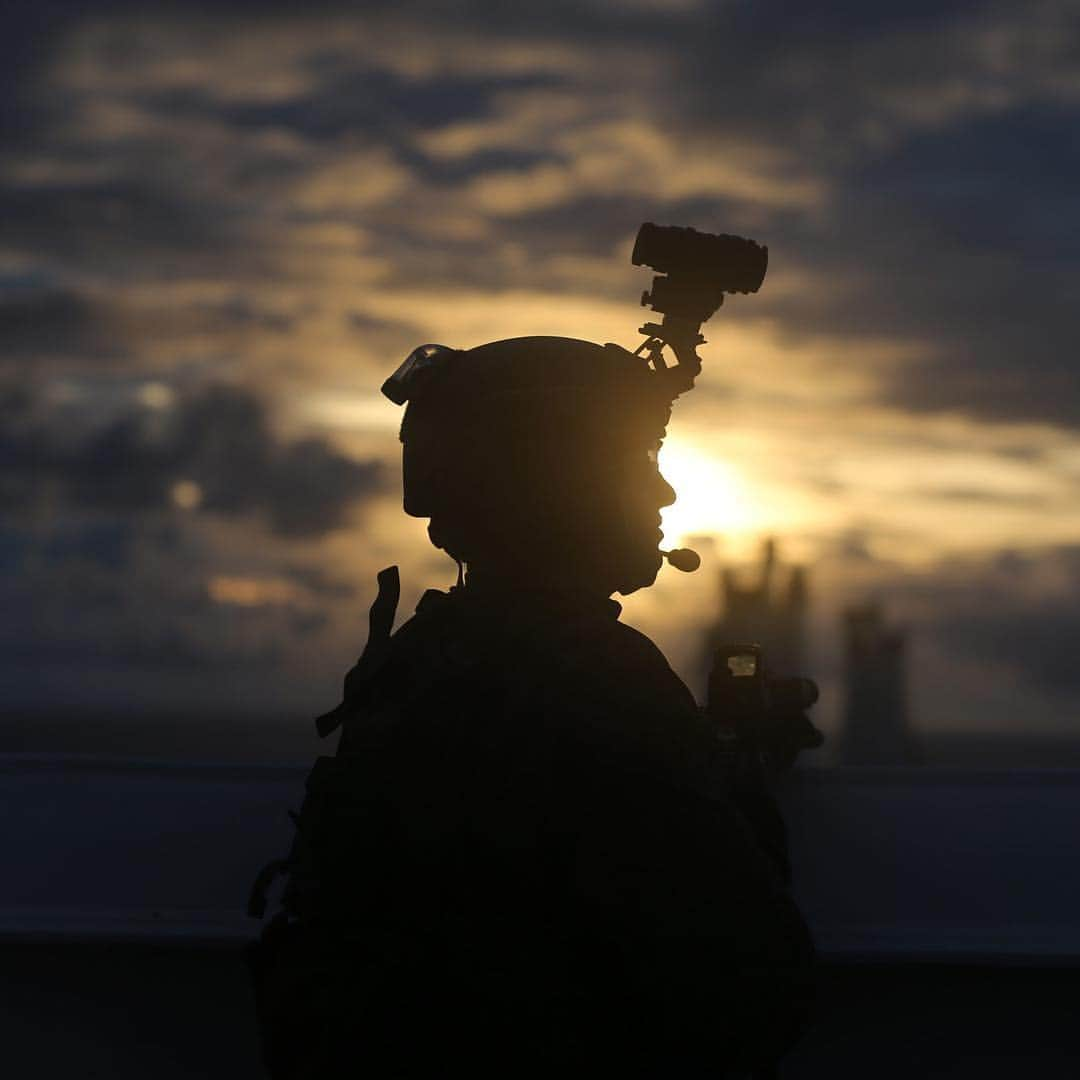 アメリカ海兵隊さんのインスタグラム写真 - (アメリカ海兵隊Instagram)「Seaside Silhouette  Lance Cpl. Steven Rowe with 3rd Reconnaissance Battalion, @3dmardiv, posts security during a Visit, Board, Search, and Seizure training as part of Exercise HYDRACRAB, Santa Rita, Guam. (U.S. Marine Corps Photo by Kelly Rodriguez)  #Marines #USMC #Military #Photography」9月6日 7時29分 - marines