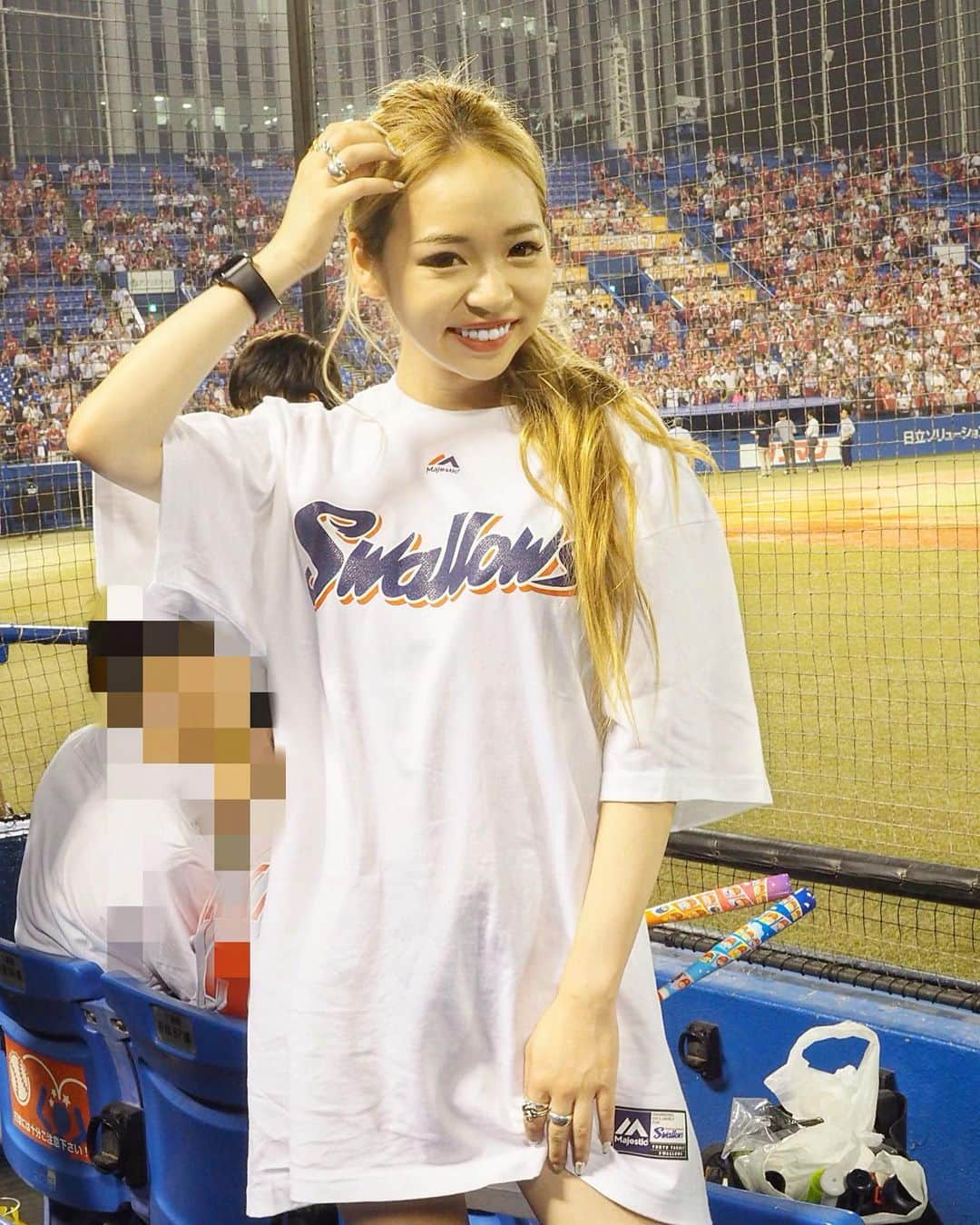 KEIさんのインスタグラム写真 - (KEIInstagram)「久しぶりの野球観戦〜⚾️❤️ いやーやっぱ夏は神宮ナイターだよね！！！！(笑)🌙✨✨ . 本日はヤクルト側一塁目の前！！ 結果は残念だったけど、楽しく応援しました🔥❤️ . . どこファン？って、よく聞かれるけど、 家族、親族で5球団の別のファンクラブにはいっているから、 どこファンというより野球観戦が大好き❤️ その時に合わせてその球団を応援させて頂いています🤣💓💓 . . 今シーズンまだ見に行けますよーに！！ 以上、野球女子な投稿でした🤣🤣🤣💕💕 . . #cyberjapan  #cjd_kei #cjd #サイバージャパン #サイバージャパンダンサーズ #一眼レフ #OLYMPUS #野球 #カープ女子 #ヤクルトレディ #ヤクルト#野球女子  #野球観戦 #神宮球場 #野球」9月5日 22時32分 - kei_oktwins