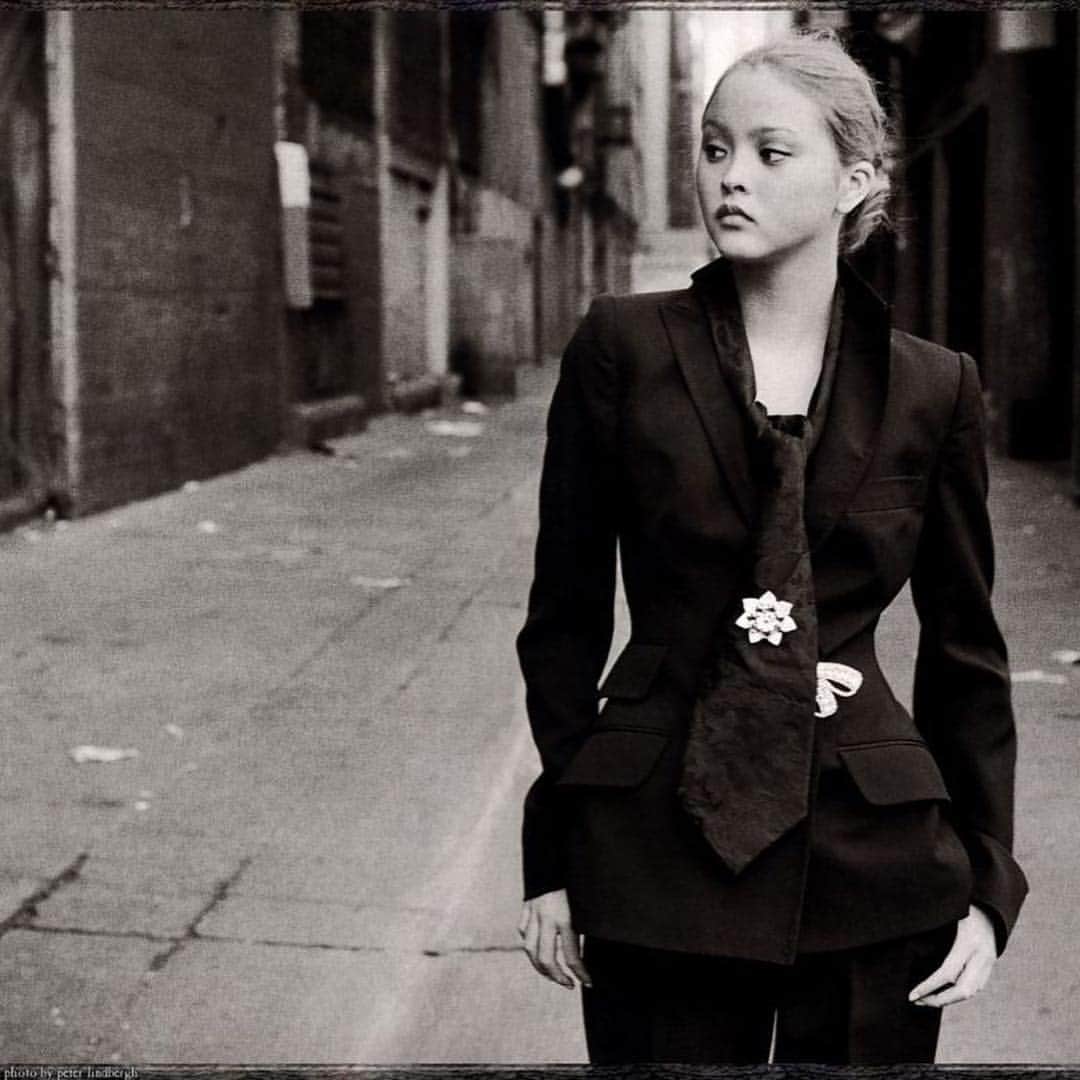 デヴォン青木さんのインスタグラム写真 - (デヴォン青木Instagram)「“Beauty is the result of what you put into your soul, your thoughts." ‪Peter Lindbergh‬ ‪ Rest In Peace Peter!  You were so full of warmth and kindness—pure sunshine.  It was such a privilege to work with you and to know your heart.  Thank you.  You will be so very missed.  @realpeterlindberghfoundation @therealpeterlindbergh ‬🌹」9月5日 22時59分 - devonaoki