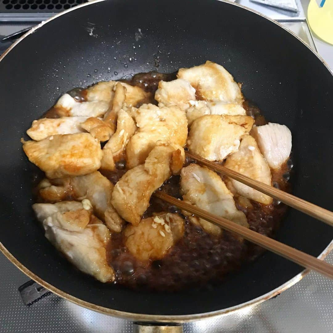 山本ゆりさんのインスタグラム写真 - (山本ゆりInstagram)「節約レシピです。﻿ ﻿ 100g48円の胸肉、1袋38円のもやしで ﻿ 【簡単‼️鶏のコクうま生姜焼き】﻿ ﻿ ①胸肉1枚はそぎ切りにし、塩胡椒少々をふり、片栗粉をまぶす。﻿ ﻿ ②もやし1袋を炒めて皿に盛る。油を足し①を両面焼き［砂糖、みりん、酒、マヨネーズ各大さじ1と1/2、醤油大さじ2、チューブ生姜1〜2cm、白ごま］を絡めて乗せる。以上！﻿ ﻿ ★最安値でいけば100円以内です(胸肉100g28円、もやし1袋1円)﻿ ★もも肉でもできます。できますというか、むしろ美味しい。もも肉だもの。(みつを)﻿ ★マヨネーズはコクが出るため入れてます。あまり味はしませんが、苦手なら抜いても﻿ ★冷めても美味しいので、もやし以外はお弁当にもオススメ﻿ ★下は千切りキャベツ、レタスなどなんでも﻿ ﻿ Q.豚ロースでもできますか？ A.本家や﻿ ﻿ ﻿ #レシピ #簡単レシピ #鶏胸肉 #節約」9月5日 22時34分 - yamamoto0507