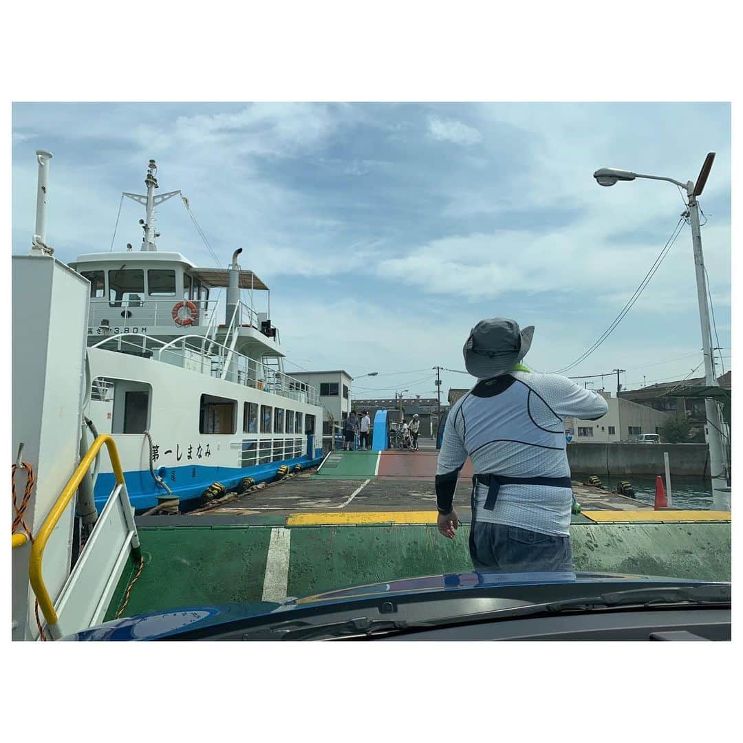 李ヒャンさんのインスタグラム写真 - (李ヒャンInstagram)「尾道の次はいよいよ島渡り。 まずは向島へ。 日本一短い船旅、そしてはじめての車でフェリー移動。 チャリの人もいればそのまま徒歩の人もいて、東京にいたら味わえないその雰囲気にワクワクが止まらなかったよ☺️ #travel #trip #travelgram #しまなみ海道」9月5日 22時42分 - 73hyang