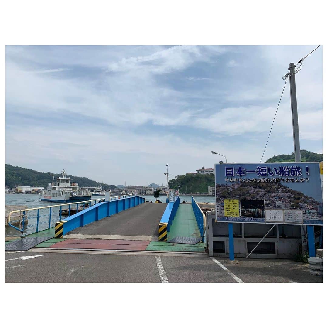のインスタグラム：「尾道の次はいよいよ島渡り。 まずは向島へ。 日本一短い船旅、そしてはじめての車でフェリー移動。 チャリの人もいればそのまま徒歩の人もいて、東京にいたら味わえないその雰囲気にワクワクが止まらなかったよ☺️ #travel #trip #travelgram #しまなみ海道」
