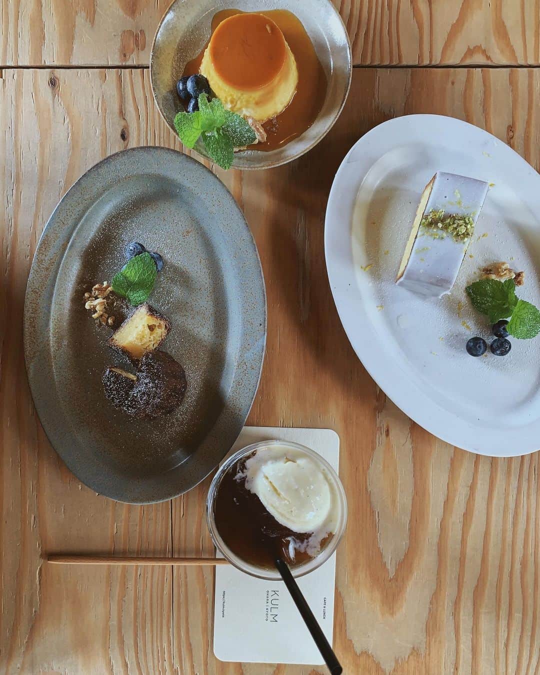 LieE 古道具のインスタグラム：「どれもおいしい♡  Canelé de Bordeaux, Lemon cake, and Pudding Cheesecake ♡  緑いっぱいでマイナスイオンたっぷりの大原の大自然のなかで 澄んだせせらぎをながめながらのおいしいコーヒーとスイーツ♡  とってもしあわせ ♡」