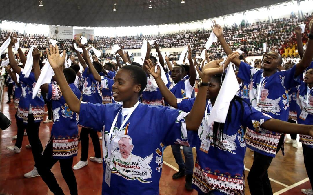 ルモンドさんのインスタグラム写真 - (ルモンドInstagram)「Le pape François est arrivé au Mozambique, mercredi 4 septembre. Salué le long des routes par une population enthousiaste, il doit rencontrer jeudi les forces politiques et civiles du pays, occasion de les encourager à consolider un accord de paix encore tout frais. La visite du pape dans l'ex-colonie portugaise à majorité chrétienne, dans le sud-est de l'Afrique, intervient en effet un mois après la signature d'un traité de paix historique entre le gouvernement de Maputo et la Renamo, ancienne rébellion devenue le principal parti d'opposition au Mozambique. Une guerre civile avait pris fin voici 27 ans, mais la Renamo n'avait jamais désarmé. En se rendant dans l'une des régions les plus déshéritées de la planète, frappée par les catastrophes sanitaires, le chômage et les inégalités sociales, Jorge Bergoglio, qui a côtoyé les bidonvilles d'Argentine, entend afficher sa proximité, tout particulièrement avec les jeunes du pays. - Des jeunes accueillent le pape François au Maxaquene Pavillion à Maputo, le 5 septembre. Photo : Alessandra Tarantino (@alexiati00) / AP (@apnews) - #PapeFrancois #Mozambique」9月5日 22時53分 - lemondefr