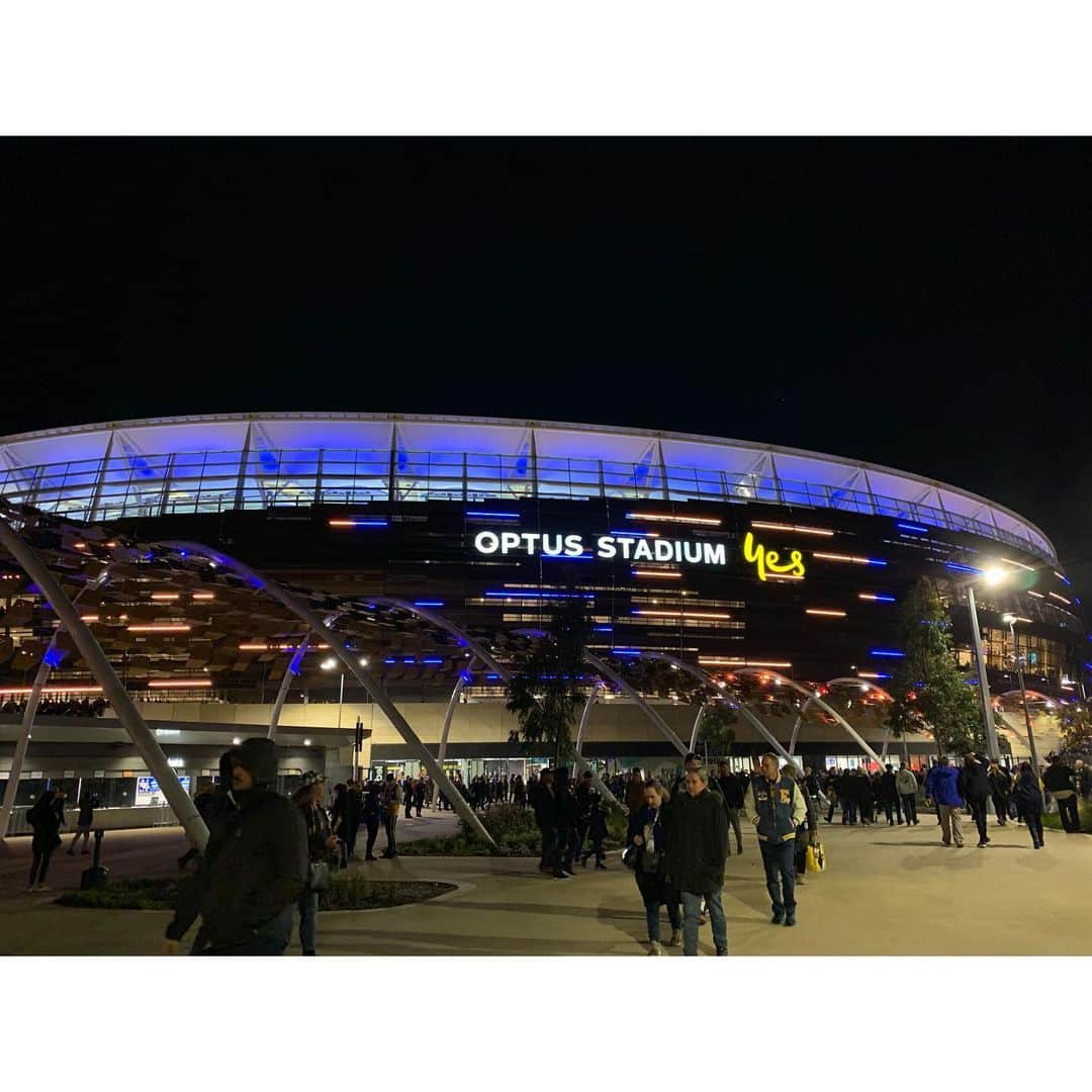 戸田れいさんのインスタグラム写真 - (戸田れいInstagram)「Eagles first final at Optus Stadium vs Essendon. Big win 116 to 61!!💙💛 Only Japanese lady and big fan of Eagles at the game tonight at Optus Stadium🇯🇵 ・ ・ @westcoasteagles @jmcgovern20 @afl ・  恐らく日本人でこのスタジアムでイーグルスのユニフォームを着てる日本人は君だけだよ！って言われまくりました😂去年のグランドファイナルでの優勝の瞬間も立ち会ったし、今日もビッグウィンだったので勝利の女神だともてはやされてます(笑) ・ #AFL#WestCoastEagles#optus studio#Australianfootball#オーストラリアンフットボール」9月5日 22時53分 - rei_toda