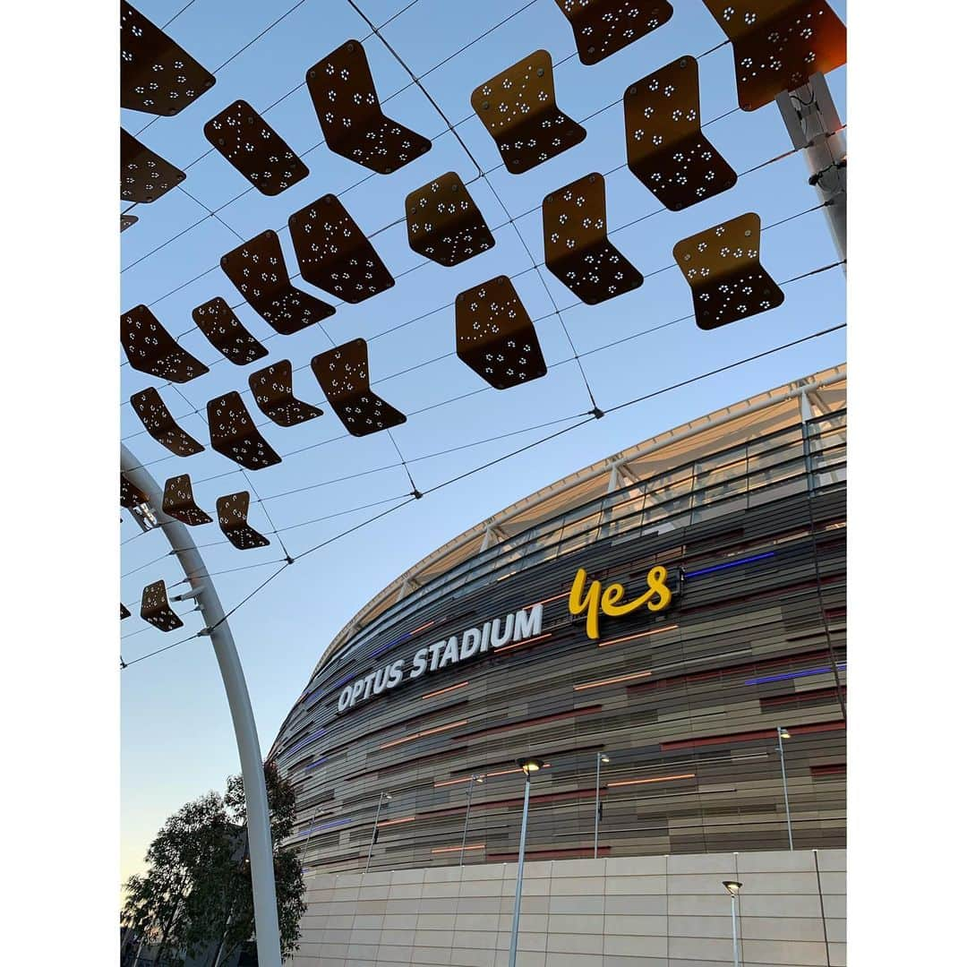 戸田れいさんのインスタグラム写真 - (戸田れいInstagram)「Eagles first final at Optus Stadium vs Essendon. Big win 116 to 61!!💙💛 Only Japanese lady and big fan of Eagles at the game tonight at Optus Stadium🇯🇵 ・ ・ @westcoasteagles @jmcgovern20 @afl ・  恐らく日本人でこのスタジアムでイーグルスのユニフォームを着てる日本人は君だけだよ！って言われまくりました😂去年のグランドファイナルでの優勝の瞬間も立ち会ったし、今日もビッグウィンだったので勝利の女神だともてはやされてます(笑) ・ #AFL#WestCoastEagles#optus studio#Australianfootball#オーストラリアンフットボール」9月5日 22時53分 - rei_toda