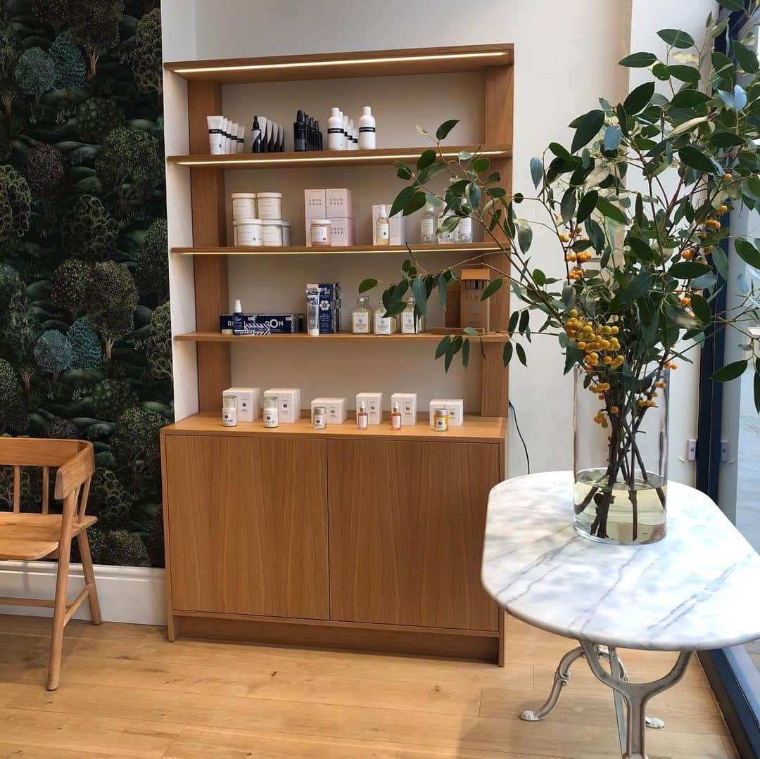 ナオミ・ワッツさんのインスタグラム写真 - (ナオミ・ワッツInstagram)「Meanwhile, the doors opened @ondabeautynyc in London today! Woohoo to the brilliant team who got us across the finish line. Including @wattswish (my designer mum!) and of course our co-founders @sarahbrydenbrown  @larissa111  and shoutout to  @georgiaewilliams.  Here ☝️are some of the excellent women who will be in store and treatment rooms this week. Drop in ... ❤️😍」9月5日 22時54分 - naomiwatts