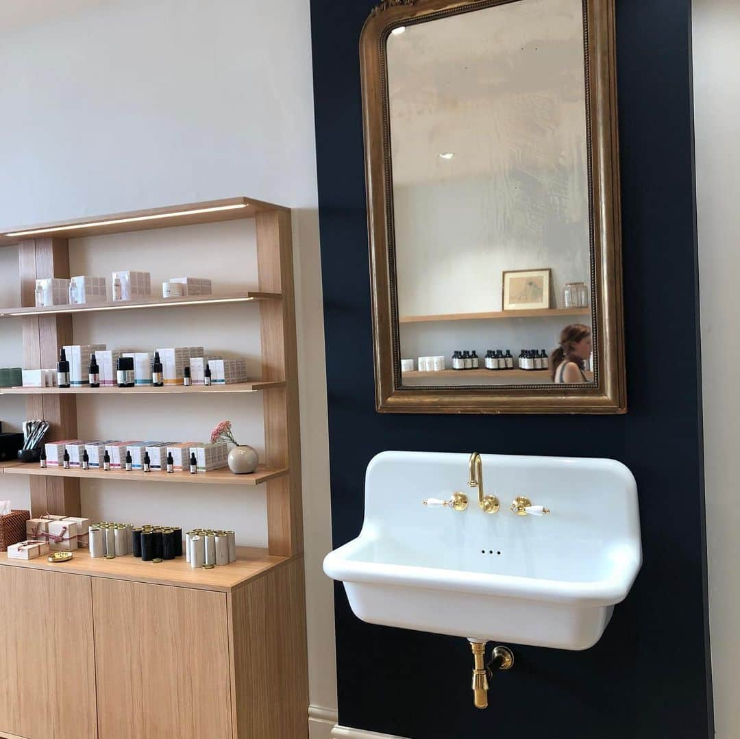 ナオミ・ワッツさんのインスタグラム写真 - (ナオミ・ワッツInstagram)「Meanwhile, the doors opened @ondabeautynyc in London today! Woohoo to the brilliant team who got us across the finish line. Including @wattswish (my designer mum!) and of course our co-founders @sarahbrydenbrown  @larissa111  and shoutout to  @georgiaewilliams.  Here ☝️are some of the excellent women who will be in store and treatment rooms this week. Drop in ... ❤️😍」9月5日 22時54分 - naomiwatts