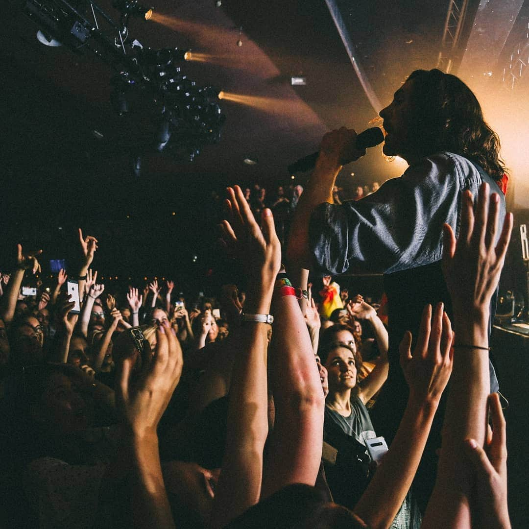 ホージアさんのインスタグラム写真 - (ホージアInstagram)「Loved coming back to play Große Freiheit 36. Thank you for bringing so much energy! See you again Hamburg 🖤 📸 @ruthlessimagery」9月5日 23時04分 - hozier