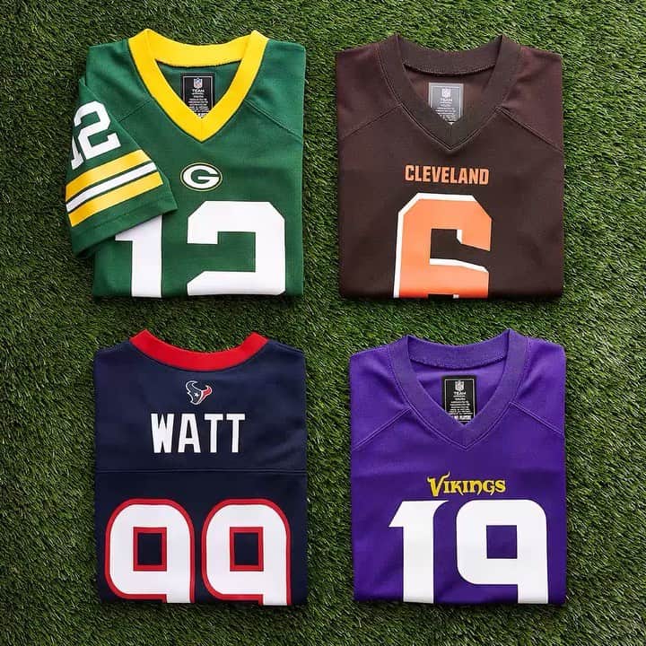 ロック&リパブリックのインスタグラム：「New season, new jersey. Win-win. 🏈Tap to shop select boys’ NFL jerseys for $39.99. #Kohls」