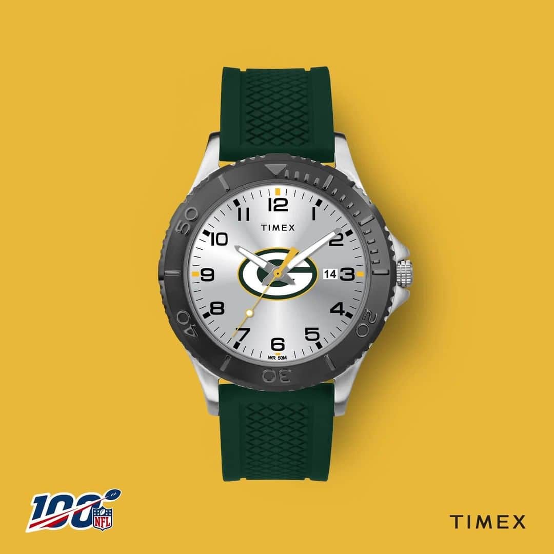 のインスタグラム：「Tune in for the first game of the season with a face-off of the league’s longest running rivalry! 🏈  Find your team on timex.com  #wedontstop #timex #football #nfl #gametime #packers #bears ⌚: Timex Tribute Collection」