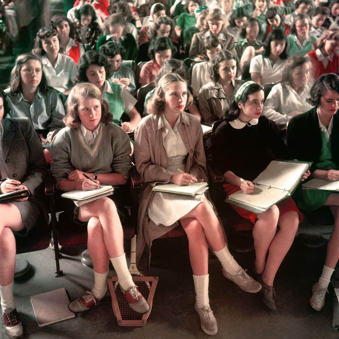 lifeさんのインスタグラム写真 - (lifeInstagram)「A group of Smith College students taking notes in class - Northampton, Massacusetts, 1948. (Peter Stackpole—The LIFE Picture Collection/Getty Images) #SmithCollege #VintageColor #VintageLIFE #TBT」9月5日 23時12分 - life
