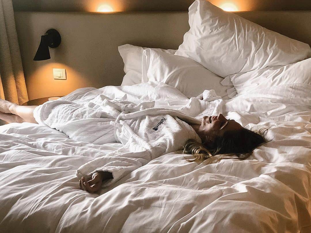 ニコーレ・デラ・モニカのインスタグラム：「I’m so tired now that I’d love to be in that bed now!!! 😍😅🥵 Questo recupero dall’infortunio non è facile, sono così stanca che vorrei essere in questo letto ora!!! . . . . . . #tired #athlete #life #wannabethere #recovery #injury #figureskating #buttaticheèmorbido」