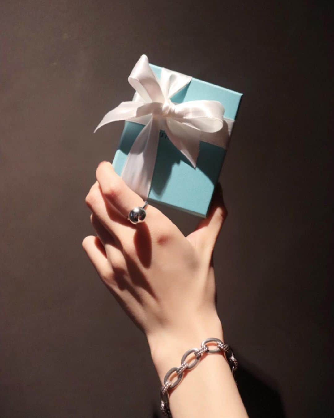 平木愛美さんのインスタグラム写真 - (平木愛美Instagram)「@tiffanyandco 💍💙 . まんまるが可愛いティファニーのリング。⚪️ . 夏、お誕生日のときに素敵な皆んながプレゼントしてくれた、可愛い可愛いリング！  ちえみちゃんが繋いでくれた、美しくって楽しくって、それぞれお仕事がんばってるキャリアウーマンな素敵なladyさんたち🧚‍♂️💞 ありがとうございます。 thank you…！！！！ . 皆んなといるときはカラオケでアリエルを歌うひらきです🧜‍♀️笑  お祝いしてもらった広尾のお洒落なdinnerのお店はランチにはすっごく美味しそうなサンドイッチが人気みたいで、、また行きたいな💛  #friend #girls #mybirthday  #tiffany #tiffanyandco」9月5日 23時13分 - manamihiraki