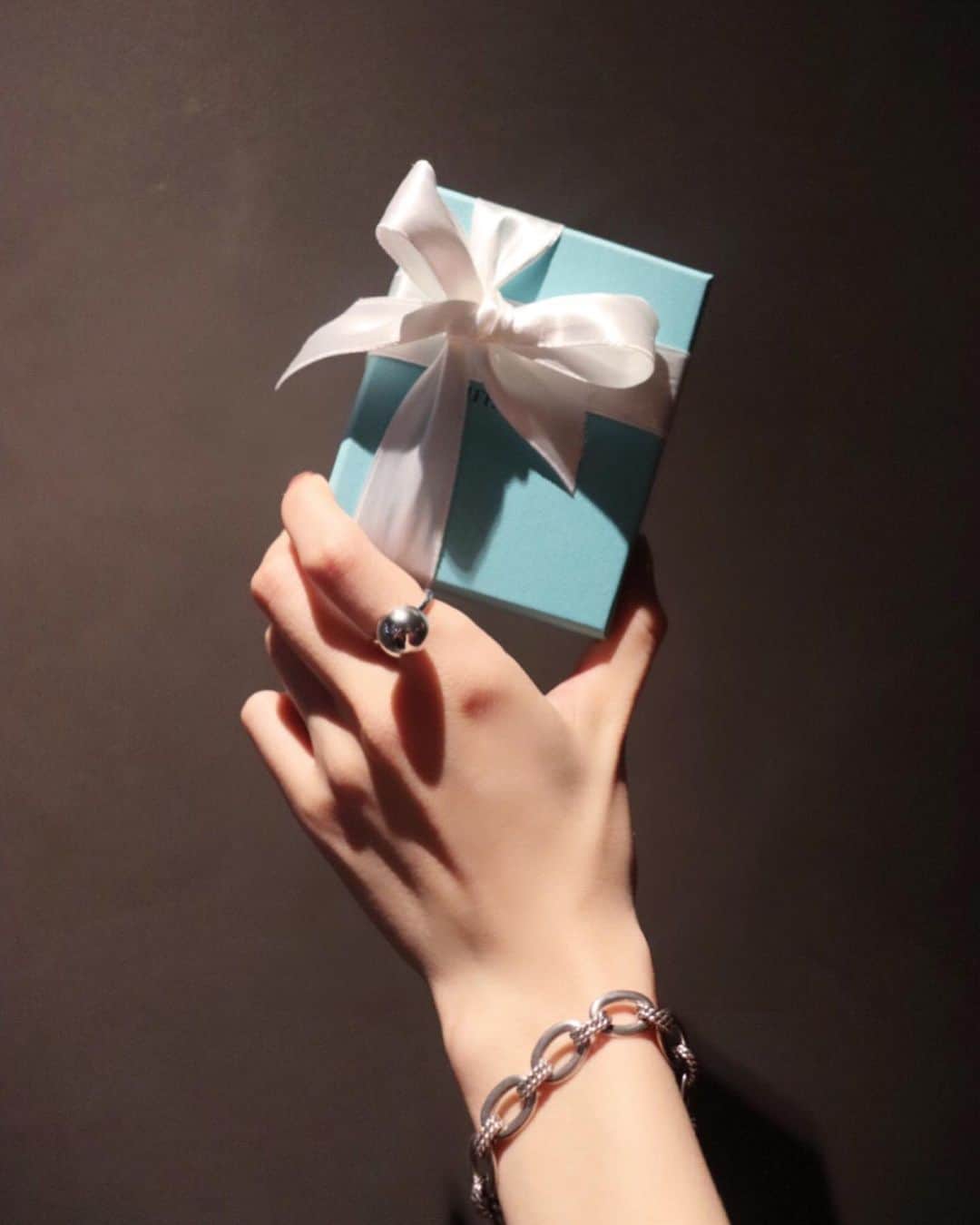 平木愛美のインスタグラム：「@tiffanyandco 💍💙 . まんまるが可愛いティファニーのリング。⚪️ . 夏、お誕生日のときに素敵な皆んながプレゼントしてくれた、可愛い可愛いリング！  ちえみちゃんが繋いでくれた、美しくって楽しくって、それぞれお仕事がんばってるキャリアウーマンな素敵なladyさんたち🧚‍♂️💞 ありがとうございます。 thank you…！！！！ . 皆んなといるときはカラオケでアリエルを歌うひらきです🧜‍♀️笑  お祝いしてもらった広尾のお洒落なdinnerのお店はランチにはすっごく美味しそうなサンドイッチが人気みたいで、、また行きたいな💛  #friend #girls #mybirthday  #tiffany #tiffanyandco」