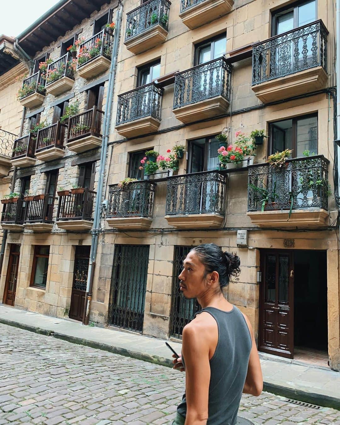 瀬畑茉有子さんのインスタグラム写真 - (瀬畑茉有子Instagram)「美食の街バスク地方のオンダリビアは石畳の道やカラフルな家が可愛い💕 . . フランスとスペインの国境の街なので、フランス語とスペイン語が飛び交ってます。 . . 数日バルセロナを楽しんだ後、 車でオンダリビアまでスペイン横断🚖 . (時間にして5h30min /581km💨) . . とげさん運転お疲れ様‼️ . . バルセロナはとても暑かったけど、オンダリビアは少し曇ってて肌寒い気候。 . 絵本の中に入ってしまったんじゃないかというくらいメルヘンな可愛い街並みに終始興奮😍🥺💕 . . スペインに行くならここは行くべきと思うくらい素敵な場所🚤🏝 . . . #spain #roadtrip #travelphotography #hondarribia #france #ootd #streetphotography #sansebastián #Barcelona #美食の街 #オンダリビア #バル巡り #サンセバスチャン」9月5日 23時05分 - sehatamayuko