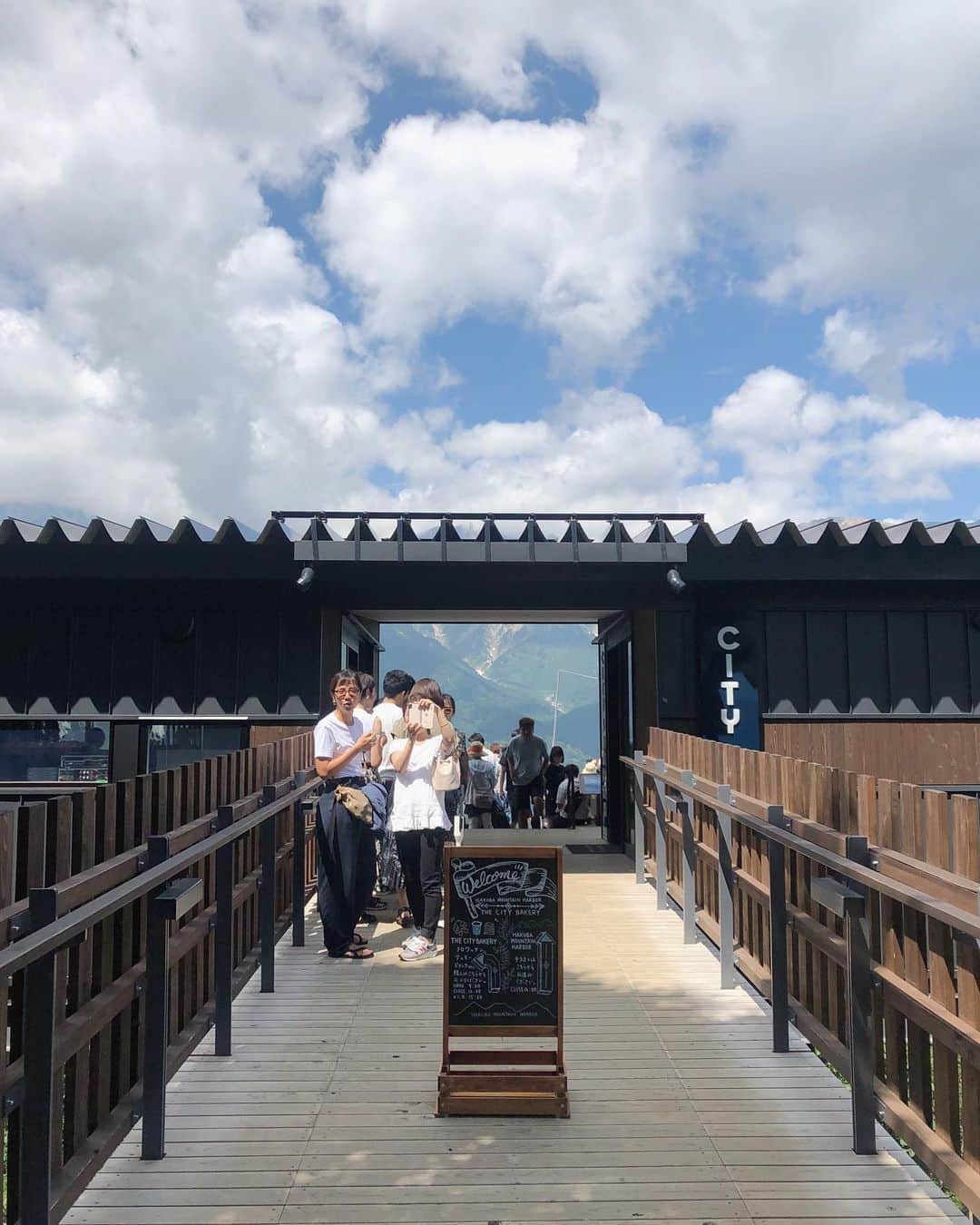 松本瞳のインスタグラム：「. 夏の白馬に行ってきました🐴 冬は毎年行ってるけど、夏の白馬は初めて。 . 緑というか山というか、もうぜーーんぶキレイだった。岩岳のゴンドラ乗ってCITY BAKERY🍞行けたし、こういちさんとらなつさんとひなちゃんにも会えたし、リフレッシュ最高にできた。🥰 . #hakuba」