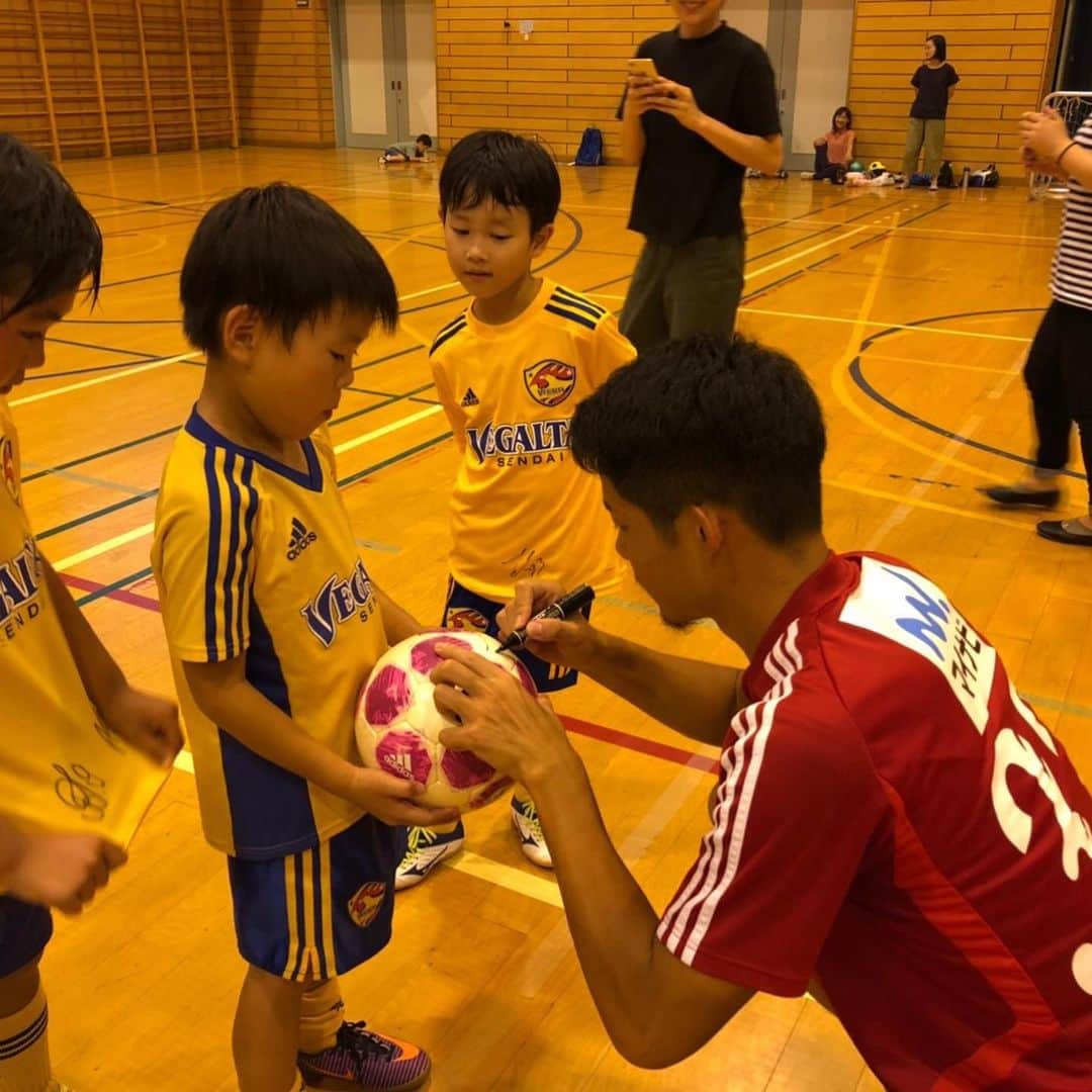 のインスタグラム：「9月5日 トップチーム選手がサッカースクール各校を訪問しました #ベガルタ仙台 #仙台 #サッカー #Jリーグ #2019シーズン #スローガン #ReVolution #常田克人 #33番 #ベガルタ仙台サッカースクール #古川校」
