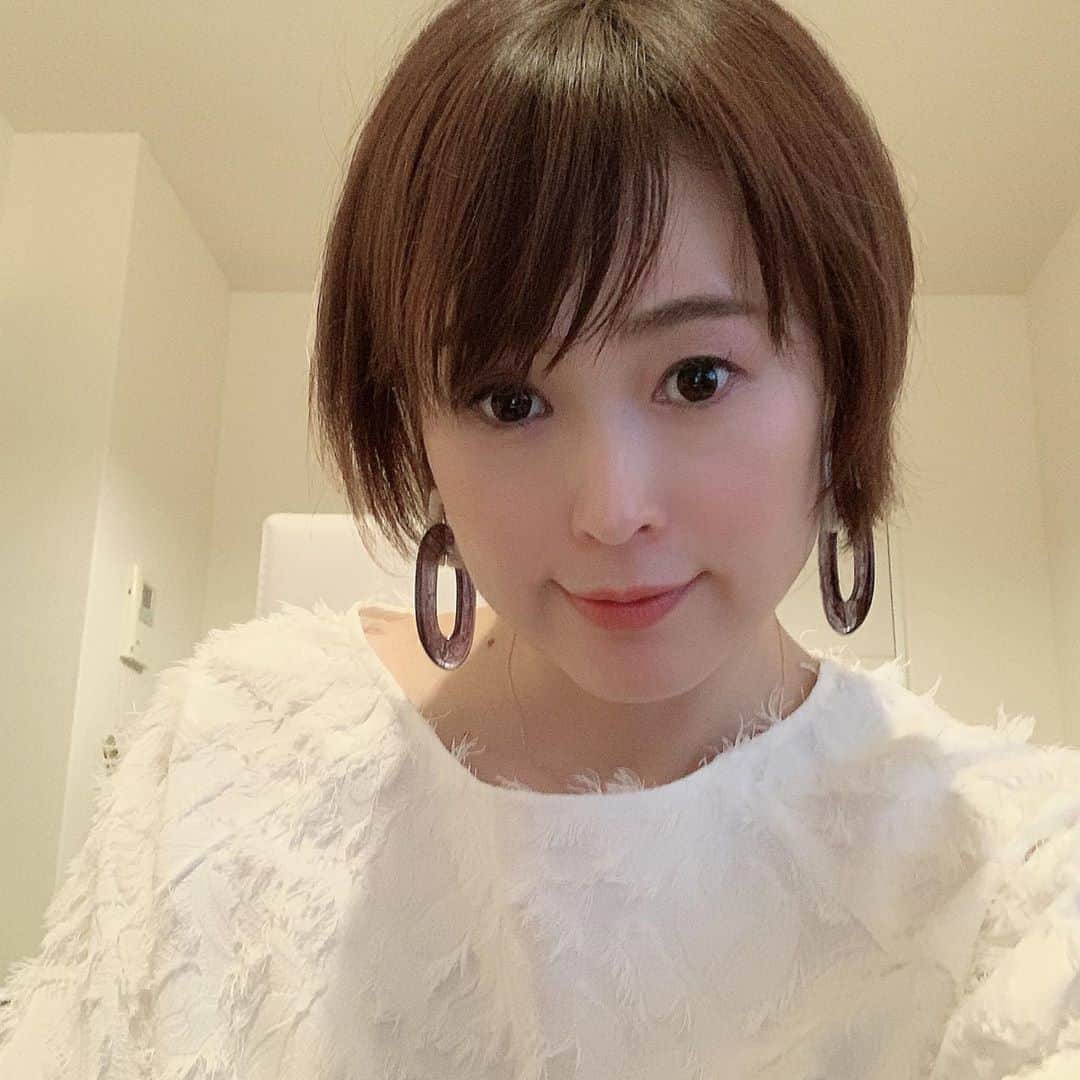 のインスタグラム：「Jane iredaleの新作ファンデーションイベントにお邪魔しました✨  ヘアメイクさんにフルメイクもしてもらいました❤️ ビヨンドマットリキッドファンデーション  マットとあるけど艶っぽく仕上がります パウダー無しでつけると良さそう  次回qvc出演の時に使わせていただきます💗  #janeiredale  #ビヨンドマットリキッドファンデーション」