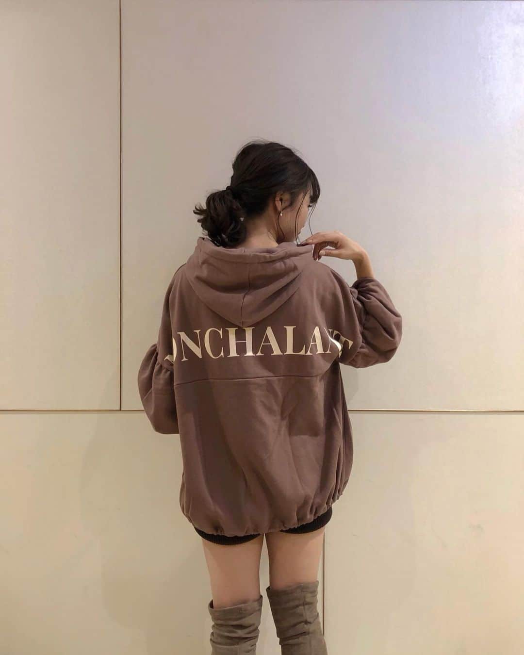 のインスタグラム：「ㅤㅤㅤㅤㅤㅤㅤㅤㅤㅤㅤㅤㅤ ㅤㅤㅤㅤㅤㅤㅤㅤㅤㅤㅤㅤㅤ 久しぶりのルクア出勤楽しかったー！♡ 最近新作入荷の日に出勤できてて幸せ🥰 ㅤㅤㅤㅤㅤㅤㅤㅤㅤㅤㅤㅤㅤ バックロゴかわいいなぁ❤︎ ㅤㅤㅤㅤㅤㅤㅤㅤㅤㅤㅤㅤㅤ ㅤㅤㅤㅤㅤㅤㅤㅤㅤㅤㅤㅤㅤ #フードプフオーバー #バックロゴ #ニーハイブーツ #kana_chicode #salonbychico #whoswhochico ㅤㅤㅤㅤㅤㅤㅤㅤㅤㅤㅤㅤㅤ」