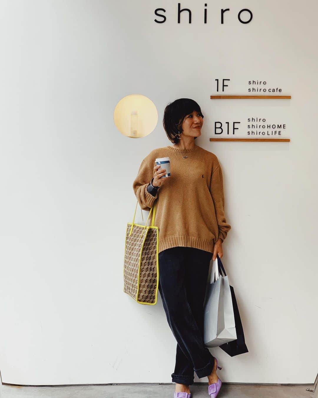早坂香須子さんのインスタグラム写真 - (早坂香須子Instagram)「10周年を迎えた北海道生まれのエシカルコスメブランドSHIRO @shiro_japan 自由が丘店へお邪魔しました。  北海道の工場で手絞りで作られている”がごめ昆布美容液”作りを体験し、破棄される産物である”がごめ昆布”が、地域の方々により愛情込めて絞られて世界に飛び立つコスメになる…じーん…益々がごめシリーズに愛情が湧きました。  まさにキッチンコスメのような、素材そのままを活かしたコスメ作りの精神そのままなんです。  9/20発売のリップスティックとジンジャーリップバターは08番と9016番が大人気！  1枚目の写真でわたしも付けています。深めのブラウンは今年秋のマスト色ですよ。  10/25には、世界の調香師がクリエイトした12本のパフュームが発売します。私はお気に入りの香りを見つけました。かなり嬉しい。  カフェでは北海道食材をふんだんに使ったヴィーガンランチと、ヴィーガンスイーツを。  美味しくて食べ応えがあって罪悪感ゼロ。近所に引っ越したい。  普段から自宅で使用しているタオルと柔軟剤も買ってほくほくです。  １１年目のSHIROも楽しみにしています！ PRの @mihoarai0527 ちゃん、お声がけありがとう✨  #shiro #japanbeauty #自由が丘」9月5日 23時23分 - kazukovalentine