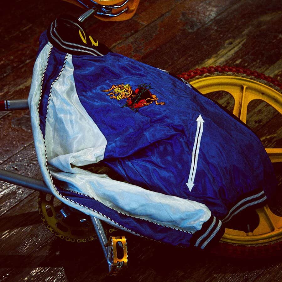 Bill Wall Leather × BEAMSさんのインスタグラム写真 - (Bill Wall Leather × BEAMSInstagram)「【Arrival Soon】 Presenting a collaboration item by [Tailor TOYO], a veteran brand that has been manufacturing souvenir jackets for more than half a century, and [Bill Wall Leather], a silver jewelry brand originating in Malibu, California, the US. A souvenir jacket with the <Ultimate Skull Ring>, an existence iconic of [Bill Wall Leather], on the back; the <Malibu Cross>, their brand logo, on the left side of the chest, <13>; the lucky number of the designer, Bill, on the rights side of the chest; and <Sacred Heart> embroidered on the insides of both sides of the chest. Careful attention has been paid to the shadows even in the details, and this is a special item that embodies both the skills of [Tailor TOYO] and the designability of [Bill Wall Leather]. ＿＿＿＿＿ 半世紀以上スーベニアジャケットを製作してきた老舗ブランド 【Tailor TOYO】 と、米国カリフォルニア州マリブ発祥のシルバージュエリーブランド 【Bill Wall Leather】 のコラボレーションアイテムが登場します。【Bill Wall Leather】 のアイコン的存在である〈Ultimate Skull Ring〉を背面に、ブランドロゴマークである〈Malibu Cross〉を左胸、デザイナー Billのラッキナンバー〈13〉を右胸、内側の両胸には〈Sacred Heart〉を刺繍したスーベニアジャケット。細部の陰影にもこだわり、【Tailor TOYO】の技術と【Bill Wall Leather】のデザイン性を兼備したスペシャルアイテムです。  こちらのアイテムは、2019年09月20日の発売となります。  #billwallleather #tailortoyo #beams #souvenirjacket #sukajan #sukajacket #ビルウォールレザー #テーラー東洋 #ビームス #スーベニアジャケット #スカジャン」9月5日 23時24分 - billwallleather_beams