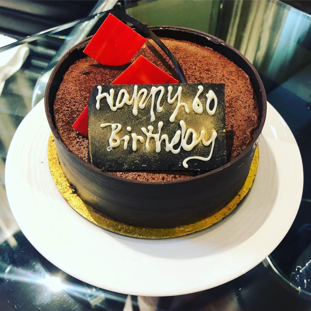 今日ヤバイ奴に会ったのインスタグラム：「‪滞在中のホテルからサプライズ‬ ‪・俺の誕生日は7月‬ ‪・俺は60歳じゃない‬ ‪・でもチョコケーキは好き‬」