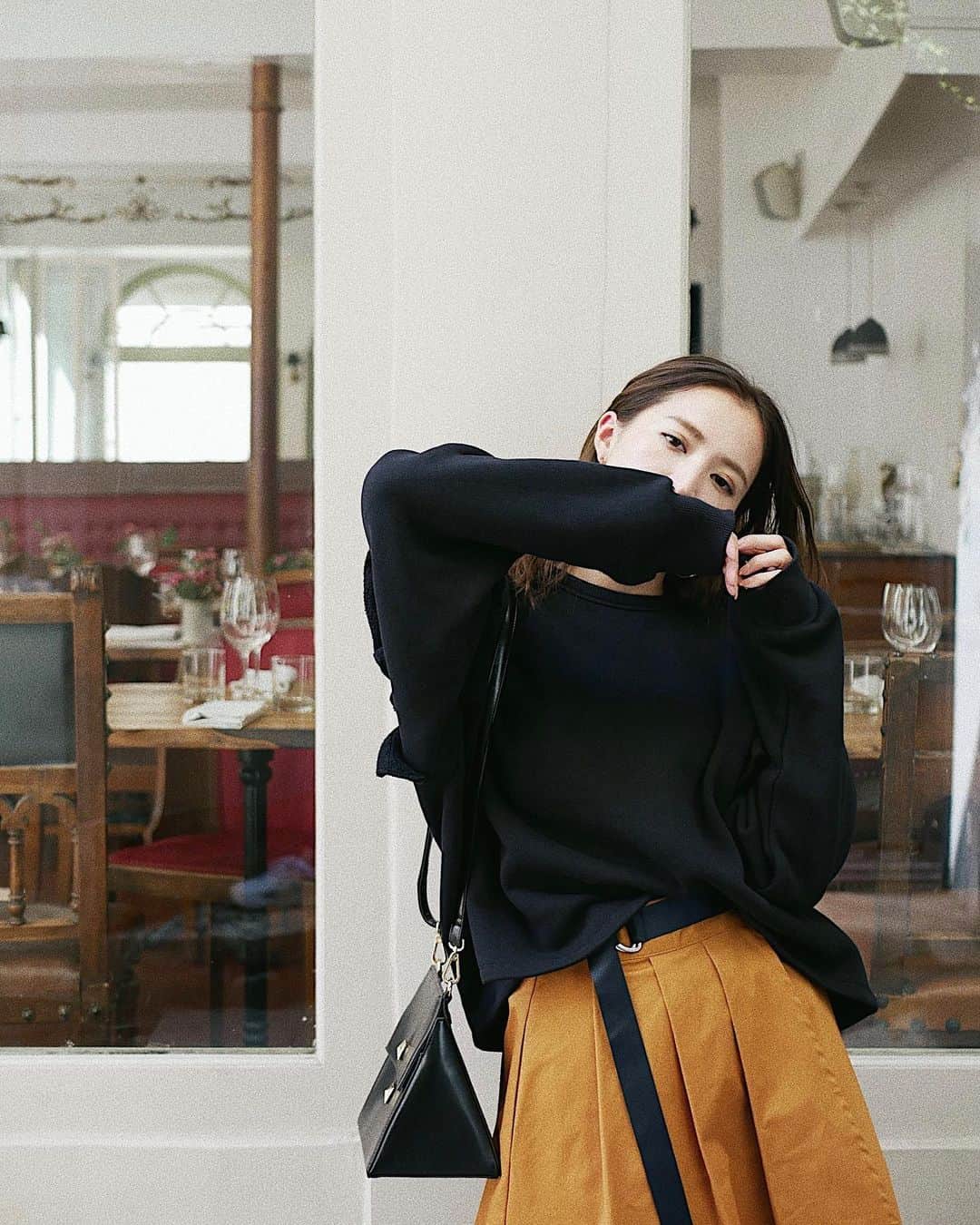 のインスタグラム：「本日もご来店頂き ありがとうございました☺️💕ㅤㅤㅤㅤㅤㅤㅤㅤㅤㅤㅤㅤㅤ 今日も本当に楽しかったなぁ😌 ㅤㅤㅤㅤㅤㅤㅤㅤㅤㅤㅤㅤㅤ 明日は15時頃に店舗立てたらなと思っております☺️✨ㅤㅤㅤㅤㅤㅤㅤㅤㅤㅤㅤㅤㅤㅤㅤㅤㅤㅤㅤㅤㅤㅤㅤㅤㅤㅤ 明日はISETANでは 新作が入荷致します☺︎ㅤㅤㅤㅤㅤㅤㅤㅤㅤㅤㅤㅤㅤ ◾︎ ｼｮﾙﾀﾞｰﾌﾘﾙｽｴｯﾄ ﾄｯﾌﾟ【BLK.BEG】9,250-  ㅤㅤㅤㅤㅤㅤㅤㅤㅤㅤㅤㅤㅤ ㅤㅤㅤㅤㅤㅤㅤㅤㅤㅤㅤㅤㅤ ◾︎ｱｼﾒﾗｯﾌﾟｽｶｰﾄ【BEG.D/YEL】 12,500-ㅤㅤㅤㅤㅤㅤㅤㅤㅤㅤㅤㅤㅤㅤㅤㅤㅤㅤㅤㅤㅤㅤㅤㅤㅤㅤ (LUCUAでは発売中)ㅤㅤㅤㅤㅤㅤㅤㅤㅤㅤㅤㅤㅤ ㅤㅤㅤㅤㅤㅤㅤㅤㅤㅤㅤㅤㅤ ざっくりとした オーバーサイズのスエットトップは リラックス感のある着心地に 仕上げました☺︎ ショルダー部分にフリルを 施す事で女性らしい印象に。 暖かい裏起毛の裏毛を 使用しているので これからの時期に ぴったりの１枚です☺️💕ㅤㅤㅤㅤㅤㅤㅤㅤㅤㅤㅤㅤㅤ ㅤㅤㅤㅤㅤㅤㅤㅤㅤㅤㅤㅤㅤ ONLINEでは9/18発売予定です。 ㅤㅤㅤㅤㅤㅤㅤㅤㅤㅤㅤㅤㅤ #laviedeleory#leory#LeoryxEBLÓA #ラヴィドゥレオリー#レオリー#レオリーエブロア#新宿#伊勢丹#伊勢丹新宿#大阪#LUCUA #arisa_fashion」