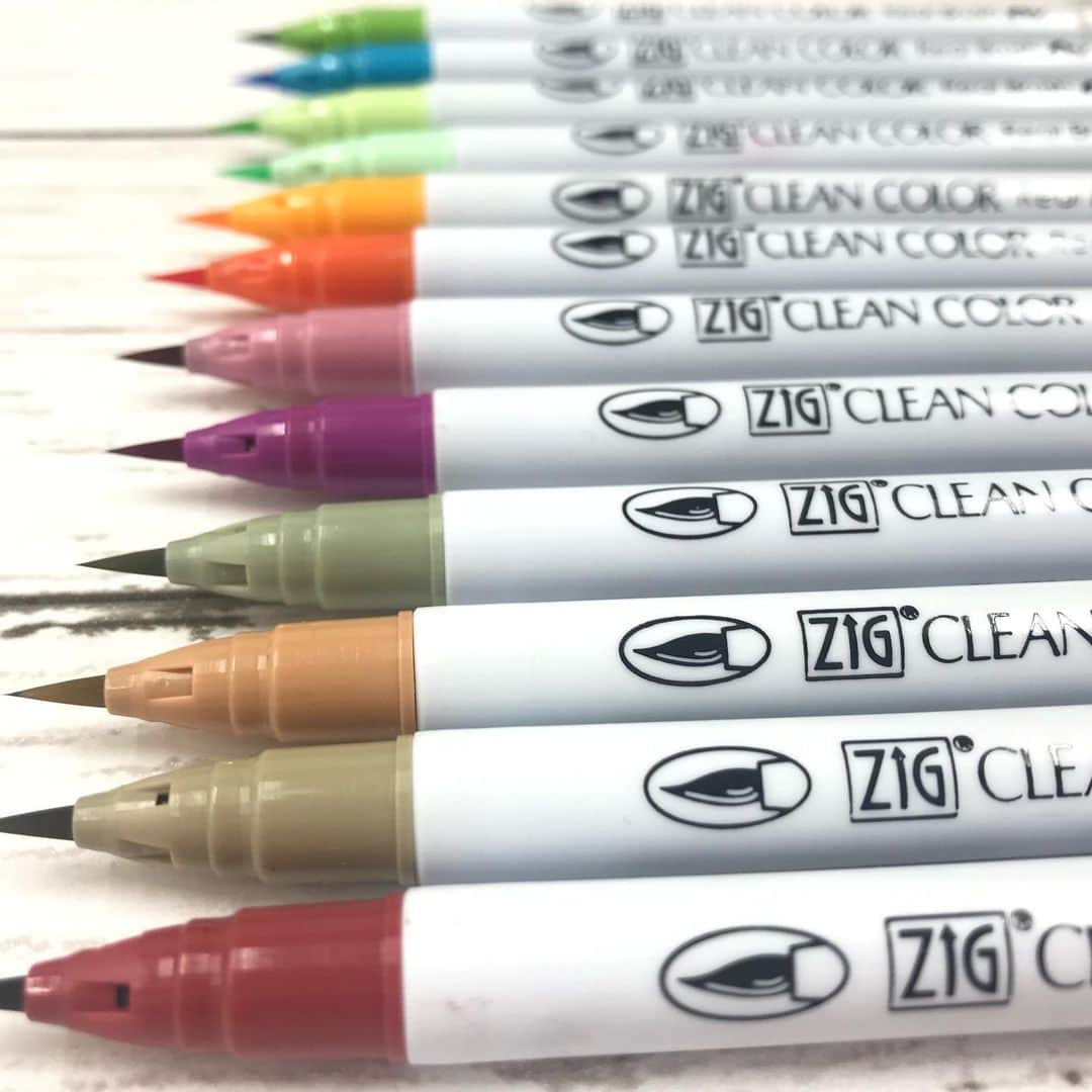 Kuretakeさんのインスタグラム写真 - (KuretakeInstagram)「ZIG CLEAN COLOR Real Brush is a brush type color pen. It has an excellent brush hair collectivity and it's very easy to write. There are in total 90 colors for a wide range of creations.  The ink is water-based dye, which is easily soluble in water. So you can try color blending and gradations with a blender pen or water brush.  Enjoy lettering, brush calligraphy, watercolor art, bullet journals and more with your imaginations 😊  ZIG CLEAN COLOR Real Brush は、穂先もまとまりやすく書きやすい、 毛筆タイプのカラーブラッシュペンです。カラーは全90色と色数も豊富で幅広い用途に使えます。 水性の染料インクのタイプなので、水にも溶けやすい性質です。ブレンダーペンや、水筆ぺんで、色のぼかしや、グラデーションも楽しめます。 レタリングや、ブラッシュカリグラフィーはもちろん、水彩アートや、バレットジャーナルなどにも楽しめます。 #ZIG #cleancolor #realbrush #watercolor #kuretake #クリーンカラーリアルブラッシュ #リアルブラッシュ #brush #lettering #bulletjournal  #バレットジャーナル #birthday」9月5日 23時34分 - kuretakejapan