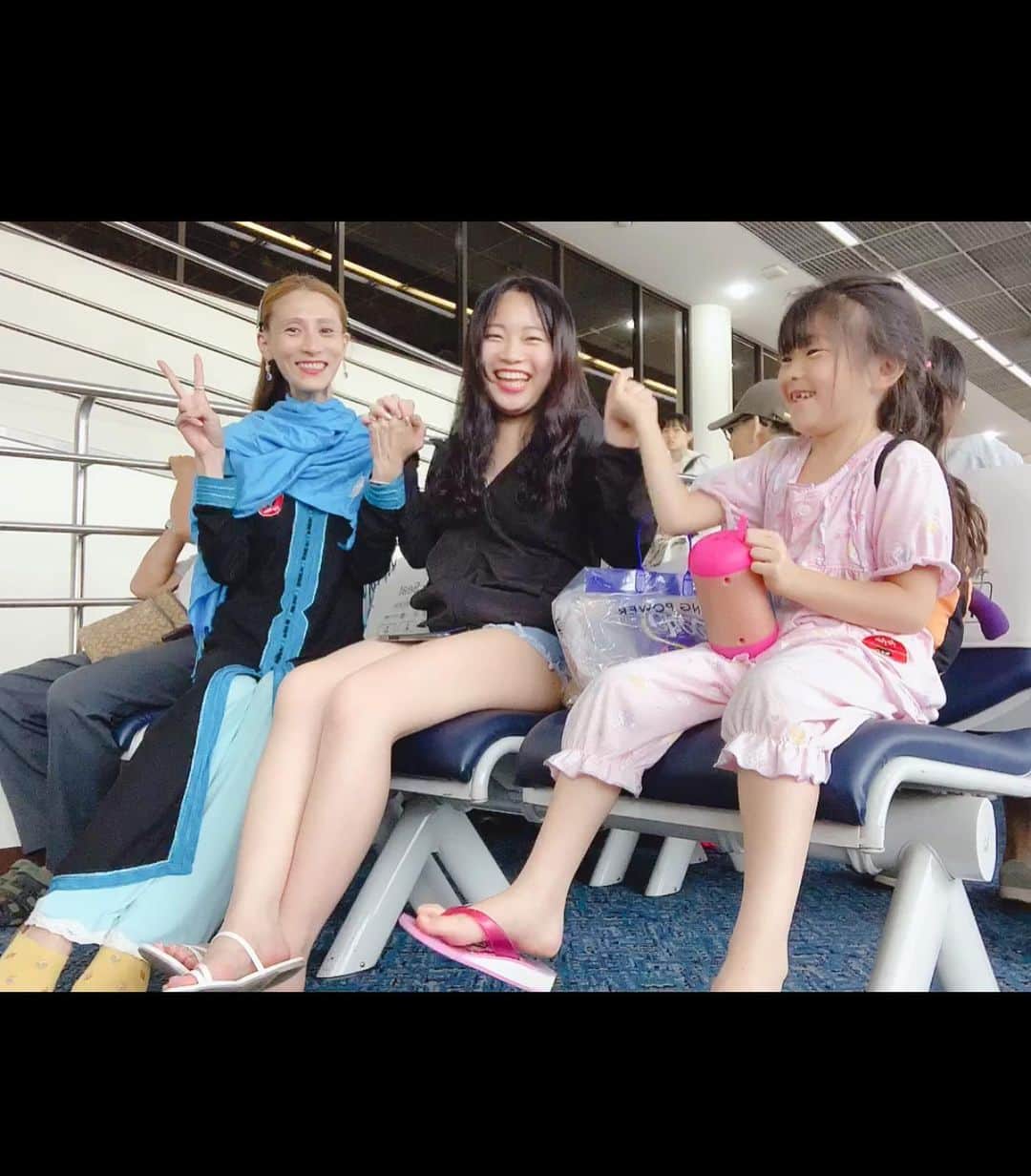 のインスタグラム：「@naaaaaaaaaaachan  バンコクで乗り換えの時、スーツケースをサッと手伝ってくれた、１９歳の可愛子ちゃんを逆ナン😁🤪👌✨ ・ ・ 紳士かと思った笑 ・ ・ 一緒にスタバ行ってお弁当買って、楽しかった笑 ・ ・ ありがとう😍 ＊ ＊ ＊ #たびはみちづれ #旅 #ご縁 #素敵なご縁 #御礼をいくらしてもまだ色々したくなるw #親子であり得る年齢差やし #19歳で産んだら娘やし #かわいいしかない」