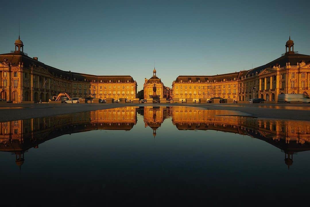 Najiiのインスタグラム：「Place de la Bourse - ボルドーワイン協会からお誘いを受け、フランス南西部にあるボルドーに来ています。ここボルドーはワイン貿易の港町として栄え、18〜19世紀の都市計画によって生まれた調和のある街並みがとても美しくて、ワインが本当に似合う！ 特にここガロンヌ河岸にあるブルス広場は朝の散歩に最高でした。 - @bordeauxwinesjp @bordeauxwines #bordeauxwine #ボルドーワイン」