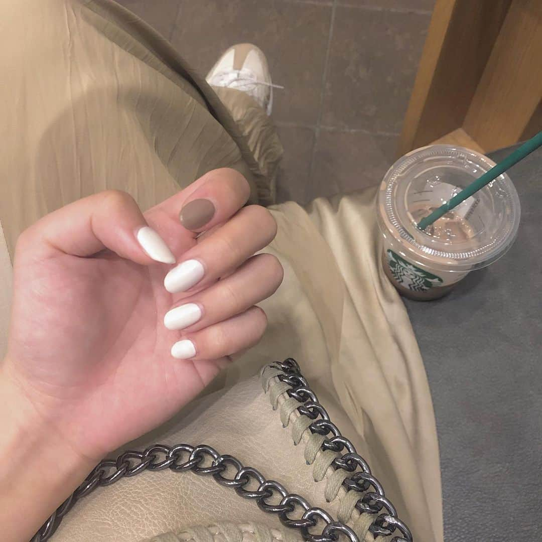 小嶋真子さんのインスタグラム写真 - (小嶋真子Instagram)「カフェオレnail...☕️🥛 飲んでるのはソイココア😟 あかねさんとおそろいネイル🍰❤︎ いつもありがとうございます☺️ . thank you ☁︎ @akane.4.8」9月5日 23時42分 - makochan_2525