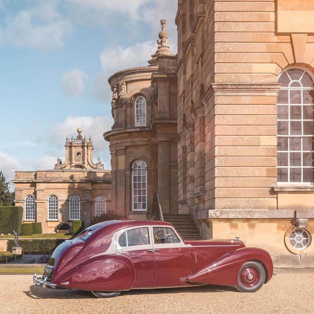 ベントレーさんのインスタグラム写真 - (ベントレーInstagram)「Restored to its former glory, the #Bentley Corniche made its global debut at @salonpriveuk. Learn more through the link in bio. #Bentley100Years」9月5日 23時44分 - bentleymotors