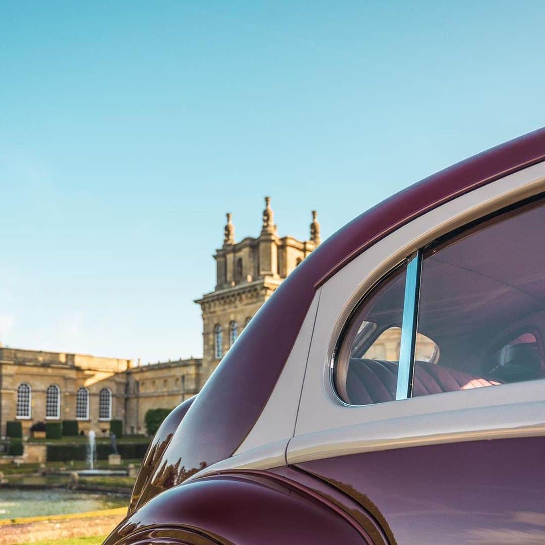 ベントレーさんのインスタグラム写真 - (ベントレーInstagram)「Restored to its former glory, the #Bentley Corniche made its global debut at @salonpriveuk. Learn more through the link in bio. #Bentley100Years」9月5日 23時44分 - bentleymotors