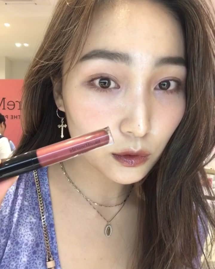 のインスタグラム：「A quick touch up 🆕🖤 with bareminerals @bareminerals_jp BOUNCE & BLUR COLLECTION  もっちりとした、新感触テクスチャーのチークとアイシャドウ。 パン生地を作るように段階的に成分を練り込むことで実現したそう。たしかにパン生地みたいな弾力！ チークもシャドウも指で重ねていくだけですごく綺麗な質感、テクニックいらず。  ベアミネラルのカラーっていつもすごく好みなんだけど、今回のコレクションも移り変わる空のグラデーションからインスパイアされたというドラマティックな世界観で素敵🌄  全色名前を書き出したいくらい、ネーミングもツボ！  先日、新作発表会でタッチアップ中ストーリーズで撮った簡易的な動画(しかも途中で切れた)...せっかくなので載せるね💋 ちなみにグロスは少し先のホリデーコレクション❄️ 使用色  バウンス&ブラー アイシャドウパレット :ドーン チークカラー : モーヴサンライズ 9/4(水)発売」