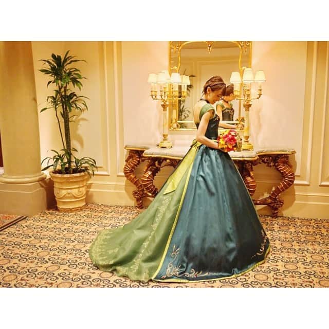 南明奈さんのインスタグラム写真 - (南明奈Instagram)「お色直しでは、ホテルミラコスタのオリジナルドレスを👗 アナと雪の女王のアナをイメージしたドレス《ソレッラカリーナ》❄️ ヘアもアナみたいにしてもらいました☺️ #wedding」9月5日 23時46分 - akinaminami