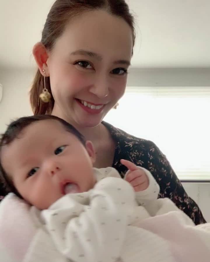 本田しおりのインスタグラム：「娘と似とる角度がないか寄せる母w  すこーしだけ似てきたよね？w」