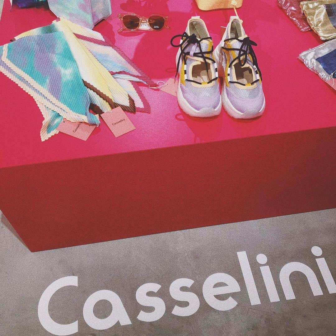 真山りかさんのインスタグラム写真 - (真山りかInstagram)「.﻿ ﻿ ﻿ 🥳💗💗﻿ ﻿ #casselini #さん #展示会﻿ ﻿ #2020 #ss﻿ ﻿ #リブランディングしてさらに可愛くなってました﻿ ﻿ #2枚目は本日の仲間﻿ ﻿ #まやまにあ﻿ ﻿ .」9月6日 0時05分 - ma_yama_official