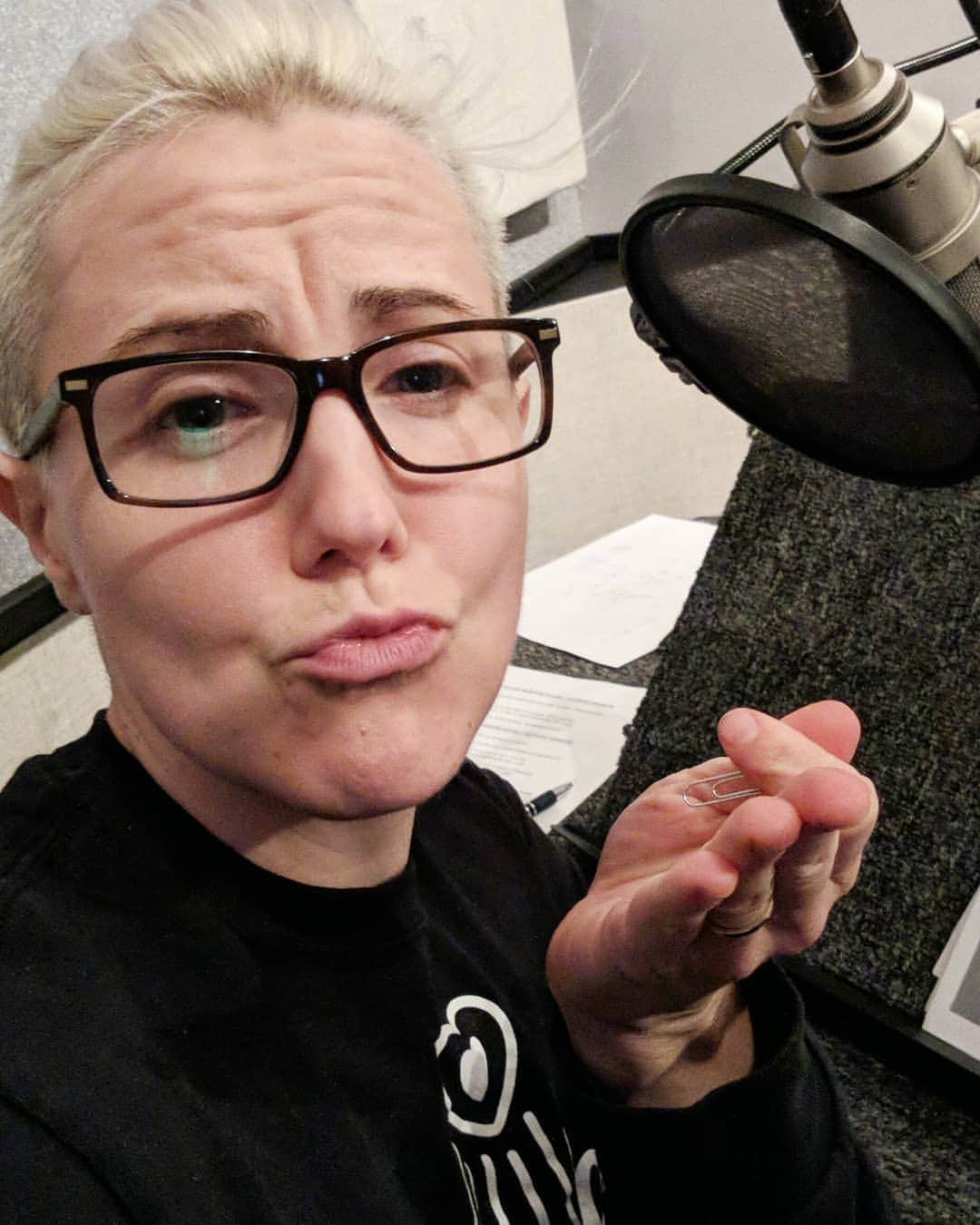 ハナー・ハートのインスタグラム：「Felt productive. Might delete later. 😘 // That's a wrap on recording the AUDIO BOOK for My Drunk Kitchen Holidays! Wanna drive to work and hear me blowing tiny kisses in your ear? Click the link in bio and get yers!」