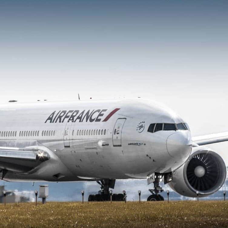 エールフランスのインスタグラム：「Briefly touching earth before lifting off and getting lost in the clouds again.  Toucher brièvement terre avant de redécoller et se perdre à nouveau dans les nuages 📷 Merci @ignacio_spott  #airfrance #franceisintheair」