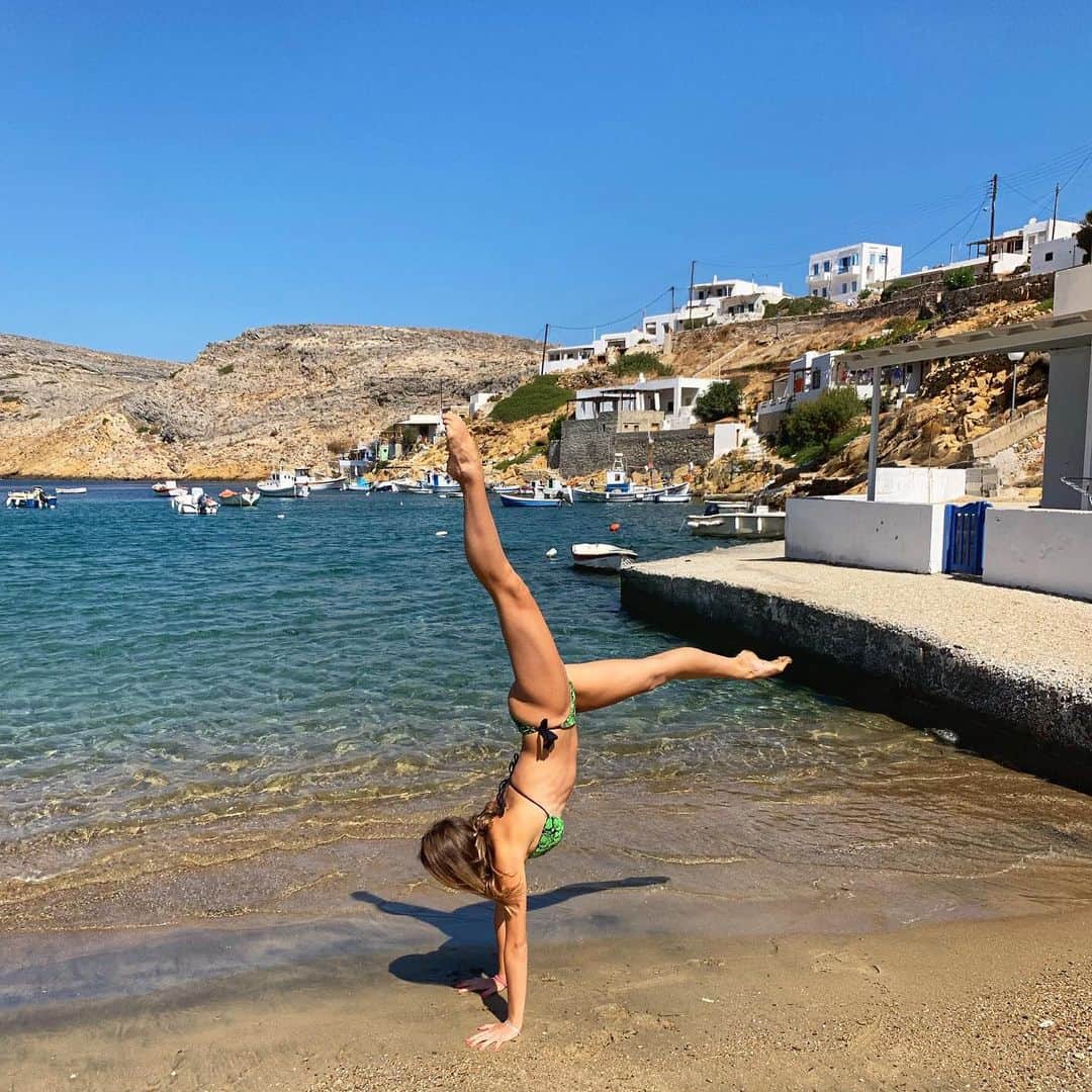 マリナ・デュランダさんのインスタグラム写真 - (マリナ・デュランダInstagram)「🤸‍♀️ 1 or 2 🤸‍♂️ #vacation #vacationtime #holiday #sifnos #gymnast #is #always #a #gymnast #Gymnastics #everywhere #beach #sifnos #greek #island #rgsmarinadurunda」9月6日 0時02分 - dmarishka
