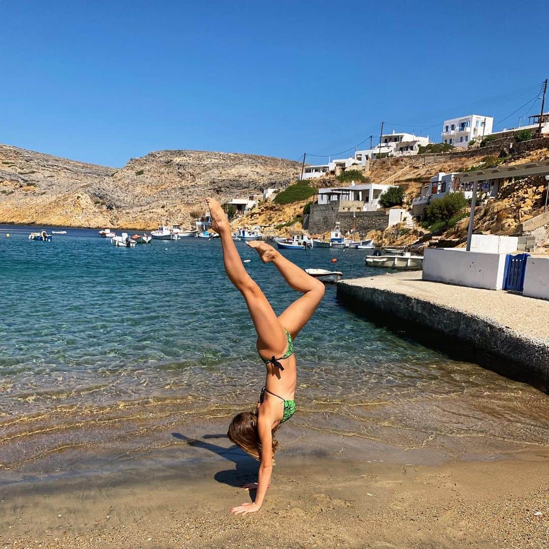 マリナ・デュランダさんのインスタグラム写真 - (マリナ・デュランダInstagram)「🤸‍♀️ 1 or 2 🤸‍♂️ #vacation #vacationtime #holiday #sifnos #gymnast #is #always #a #gymnast #Gymnastics #everywhere #beach #sifnos #greek #island #rgsmarinadurunda」9月6日 0時02分 - dmarishka
