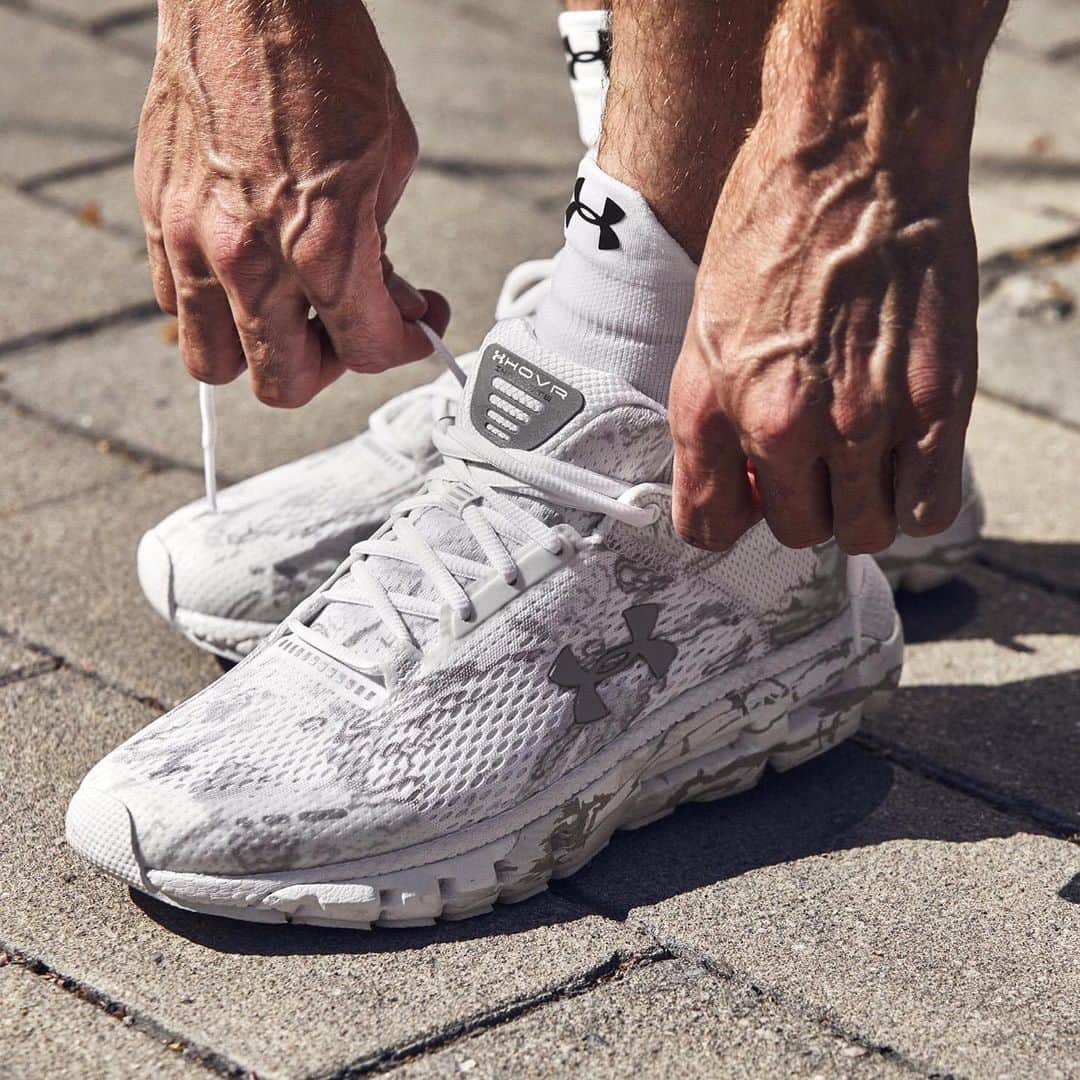 Under Armourさんのインスタグラム写真 - (Under ArmourInstagram)「Reach a new distance with the most plush cushioning you’ve ever felt. Elevate your September runs with clean camo vibes. Tap to shop the latest #UAHOVR Infinite.」9月6日 0時02分 - underarmour