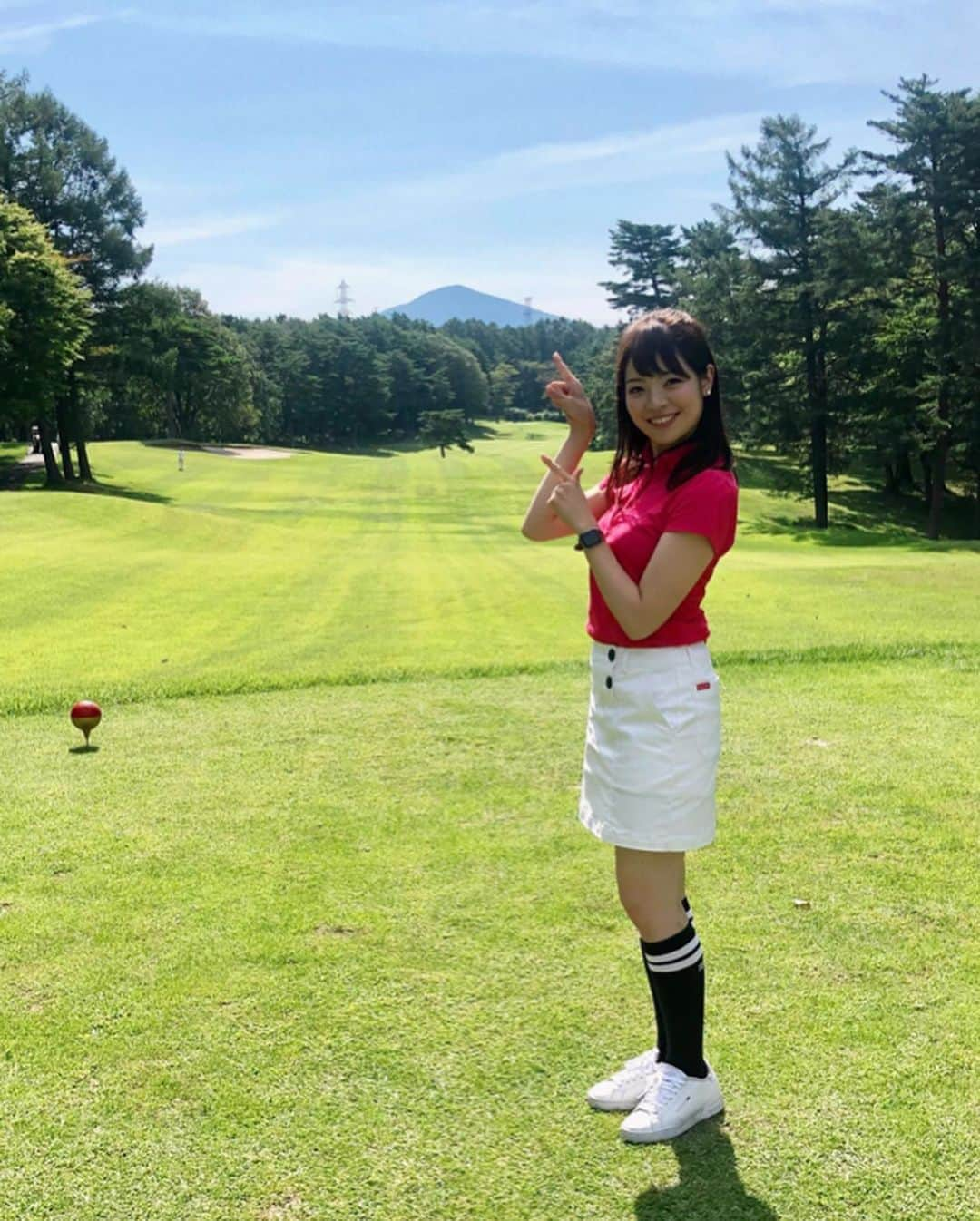 三宅絹紗さんのインスタグラム写真 - (三宅絹紗Instagram)「⛳️🏌️‍♀️ . きのうは青空の下、#めんこいアマチュアレディースカップ が開催！お友達で参加されていた方もそうでない方もみなさん和気藹々と仲良くプレーされていたのが印象的でした😌💕 三宅は#ゴルフタレント の黒田カントリークラブさんと一緒に番組のロケに参加しつつ、表彰式のMCを務めさせていただきました！ 黒カンさんはとっても面白くてフレンドリー、そしてオシャレ✨たくさん助けていただき、本当に楽しかったです😂 この大会の様子は今月28日土曜日13:55〜#めんこいテレビ で放送する予定です！是非ご覧ください〜😊 #4枚目は山頂でI字バランスしたあの山を背に笑 #アナウンサー#三宅絹紗  #ゴルフ#黒田カントリークラブ さん#ナイスカントリー 😆 #ゴルフ女子#mc#岩手#女子アナ」9月6日 0時14分 - kinusa_miyake_mit