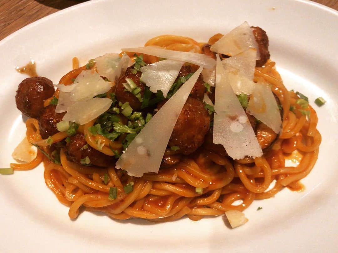 五箇公貴のインスタグラム：「中華屋なのにナポリタンもクラフトジンもある、最高のお店。 #jiubar」