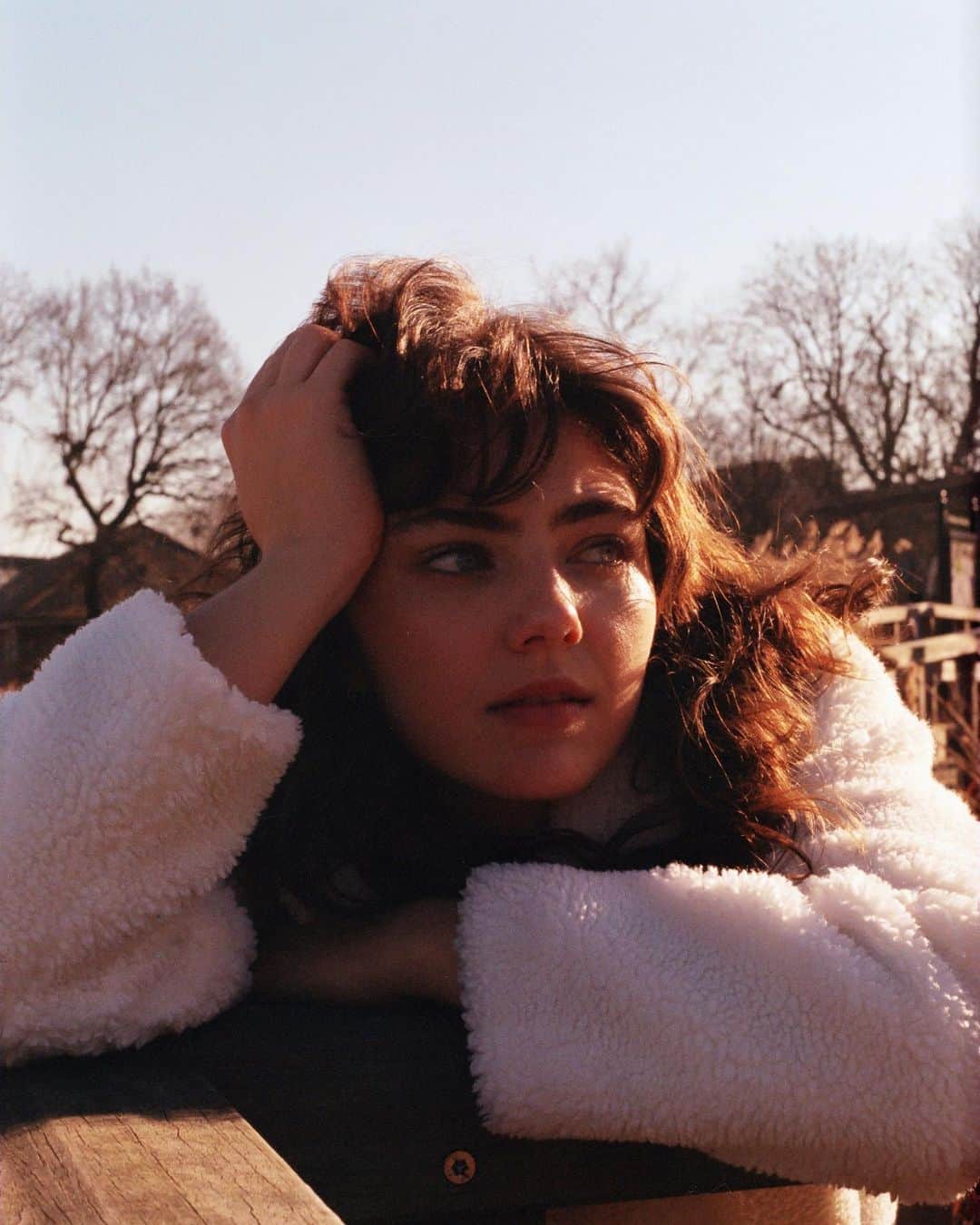 Amelia Zadroのインスタグラム：「🍁」